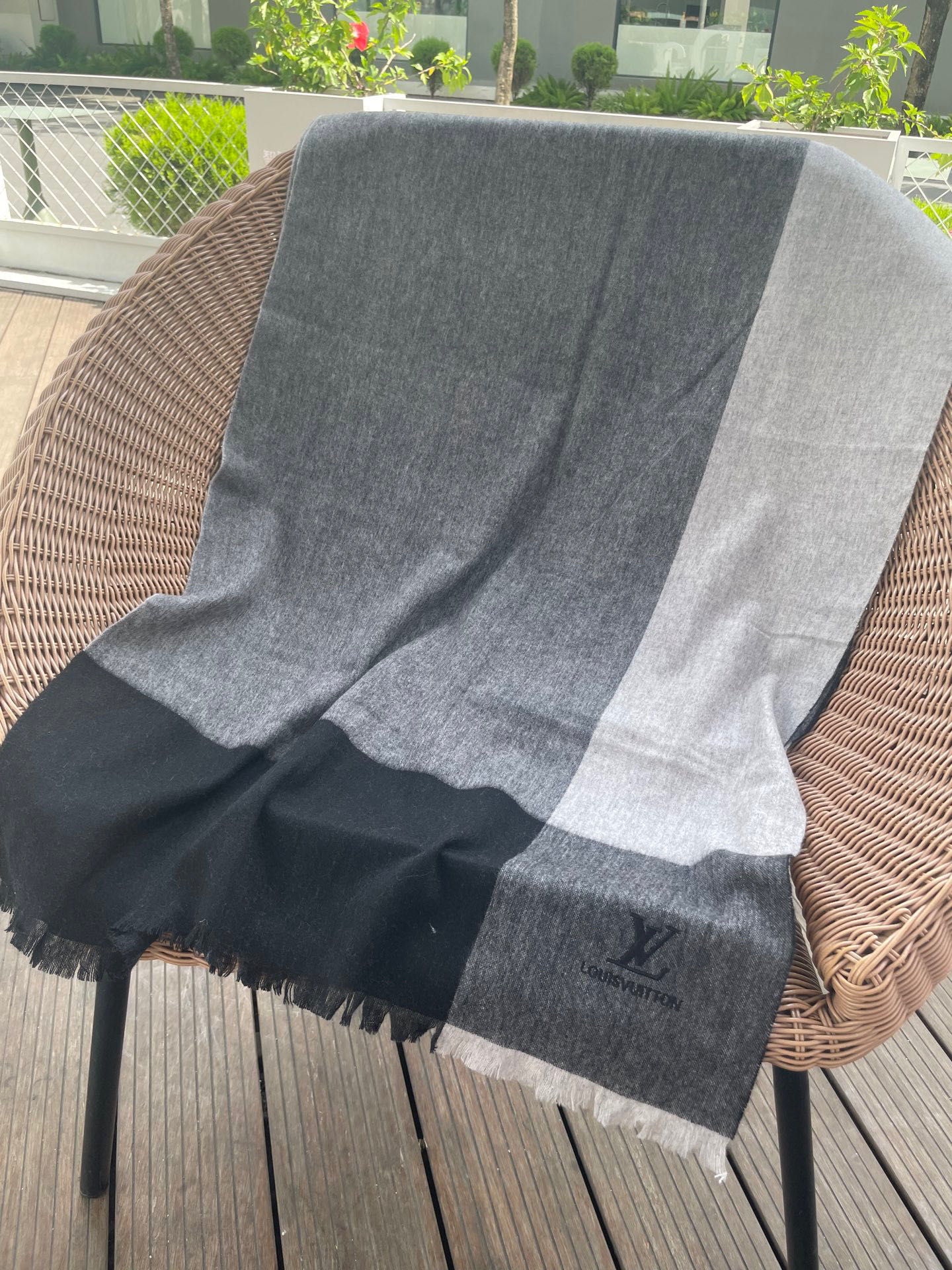 路易威登LV男女同款披肩✨羊绒经典格纹👐围巾♨️高尖端产物⚠️，经典logo刺绣，时尚大牌的顶尖设计款💕