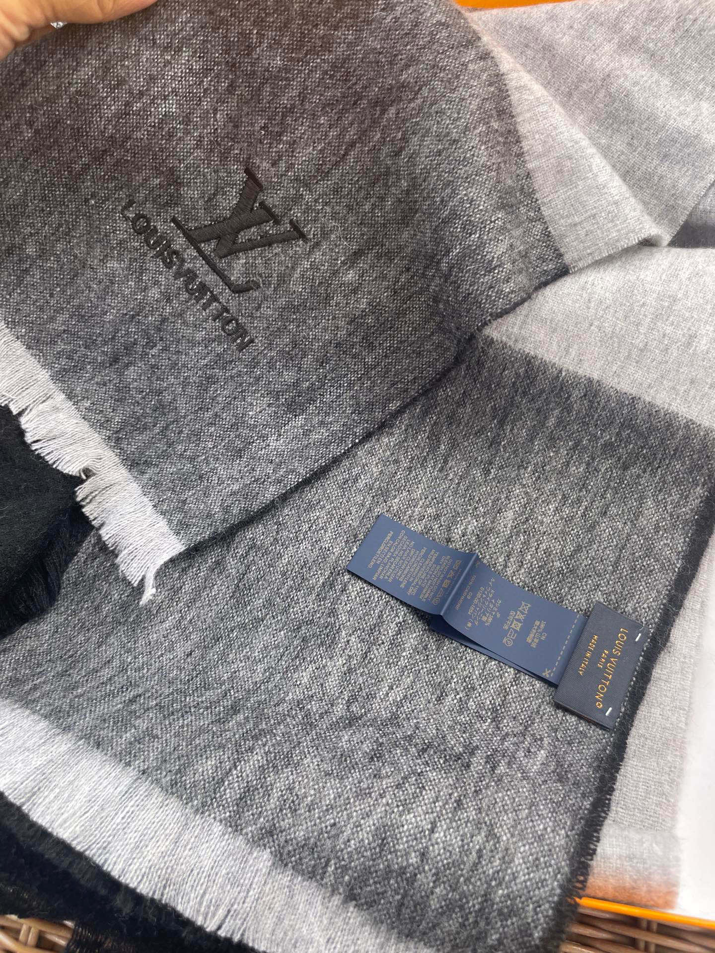 路易威登LV男女同款披肩✨羊绒经典格纹👐围巾♨️高尖端产物⚠️，经典logo刺绣，时尚大牌的顶尖设计款💕