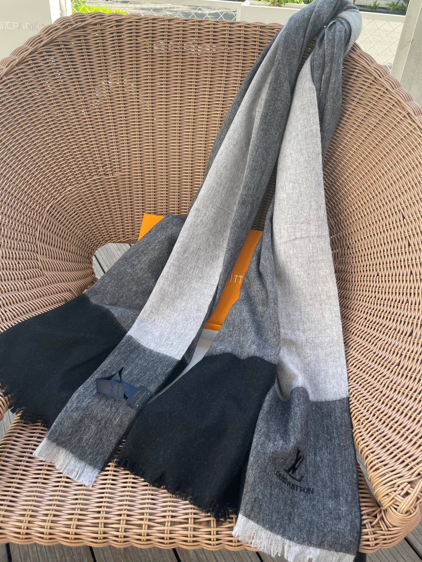 路易威登LV男女同款披肩✨羊绒经典格纹👐围巾♨️高尖端产物⚠️，经典logo刺绣，时尚大牌的顶尖设计款💕