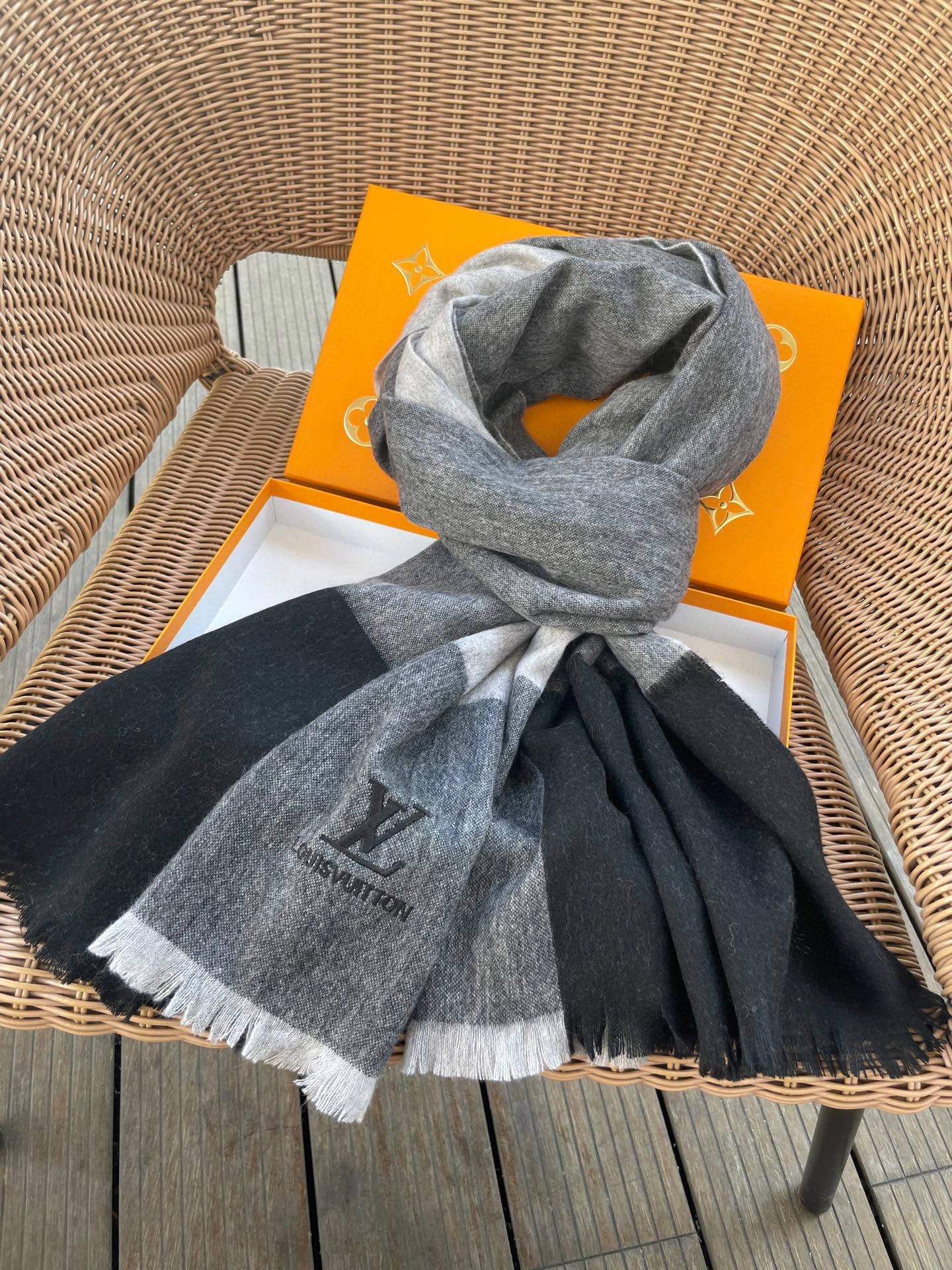 路易威登LV男女同款披肩✨羊绒经典格纹👐围巾♨️高尖端产物⚠️，经典logo刺绣，时尚大牌的顶尖设计款💕