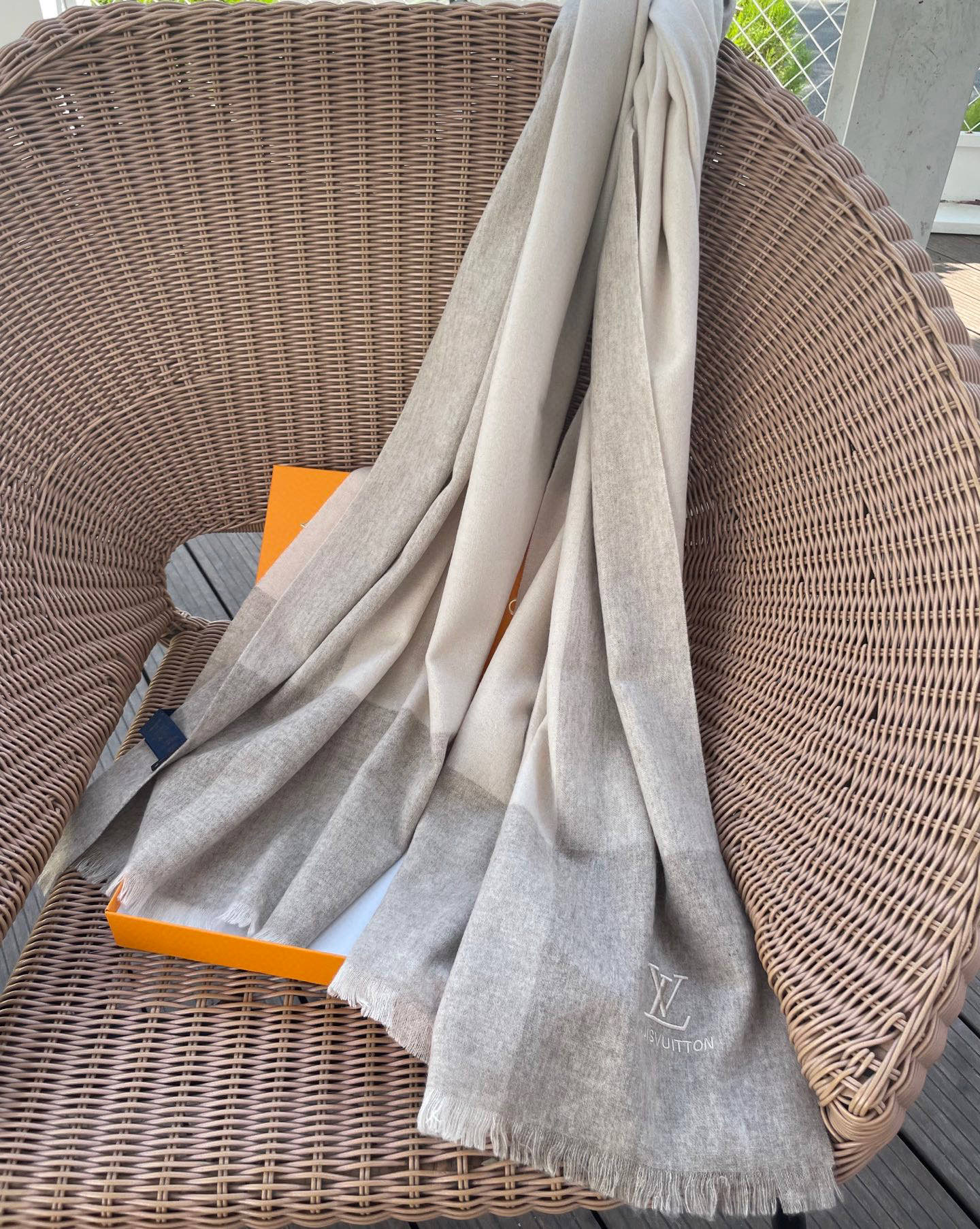 路易威登LV男女同款披肩✨羊绒经典格纹👐围巾♨️高尖端产物⚠️，经典logo刺绣，时尚大牌的顶尖设计款💕