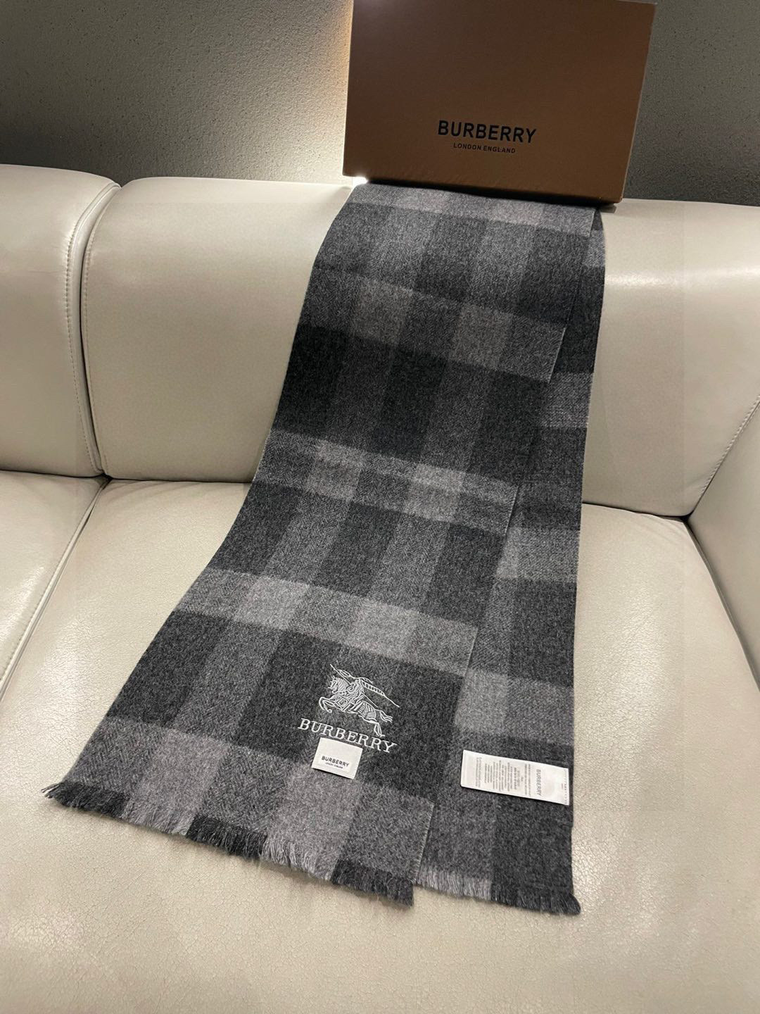 巴宝莉Bur新款羊绒男士格子好看的要疯掉了，太有型太有魅力了！！！非常斯文时尚的秋冬单品！真的很喜欢，非
