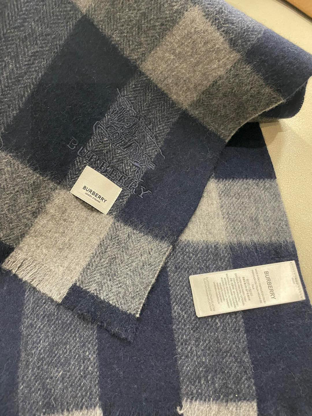 巴宝莉Bur新款羊绒男士格子好看的要疯掉了，太有型太有魅力了！！！非常斯文时尚的秋冬单品！真的很喜欢，非