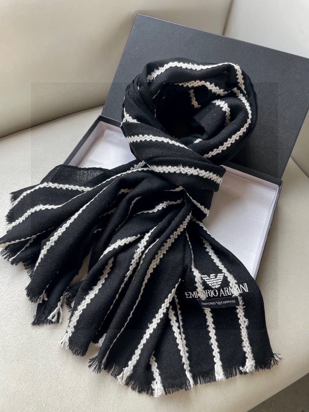 阿玛尼（Arman）披肩且买且珍惜~~男款真的很少，一年也就出几款，都是出口订单所以比较难遇。男人的东西