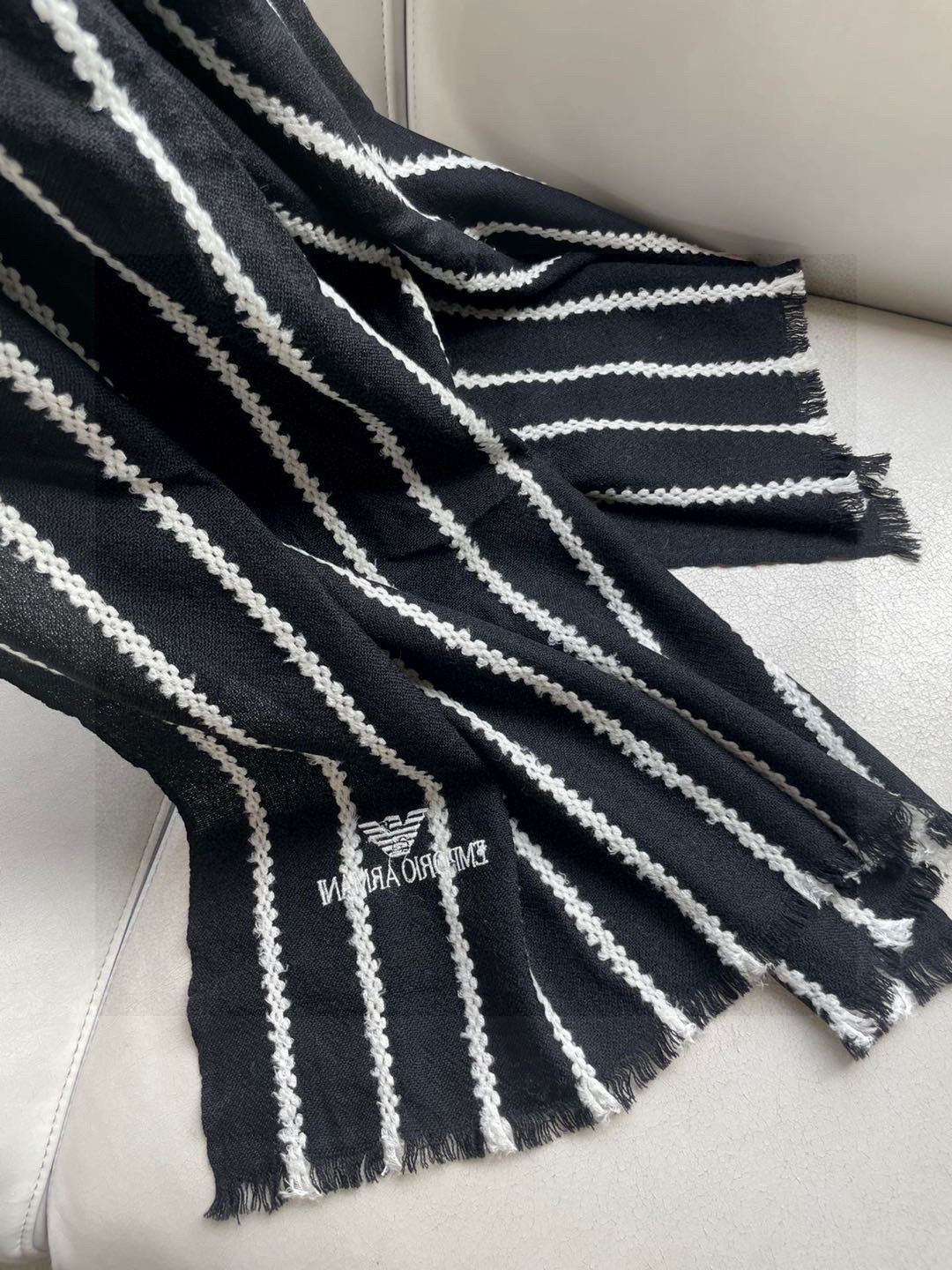 阿玛尼（Arman）披肩且买且珍惜~~男款真的很少，一年也就出几款，都是出口订单所以比较难遇。男人的东西