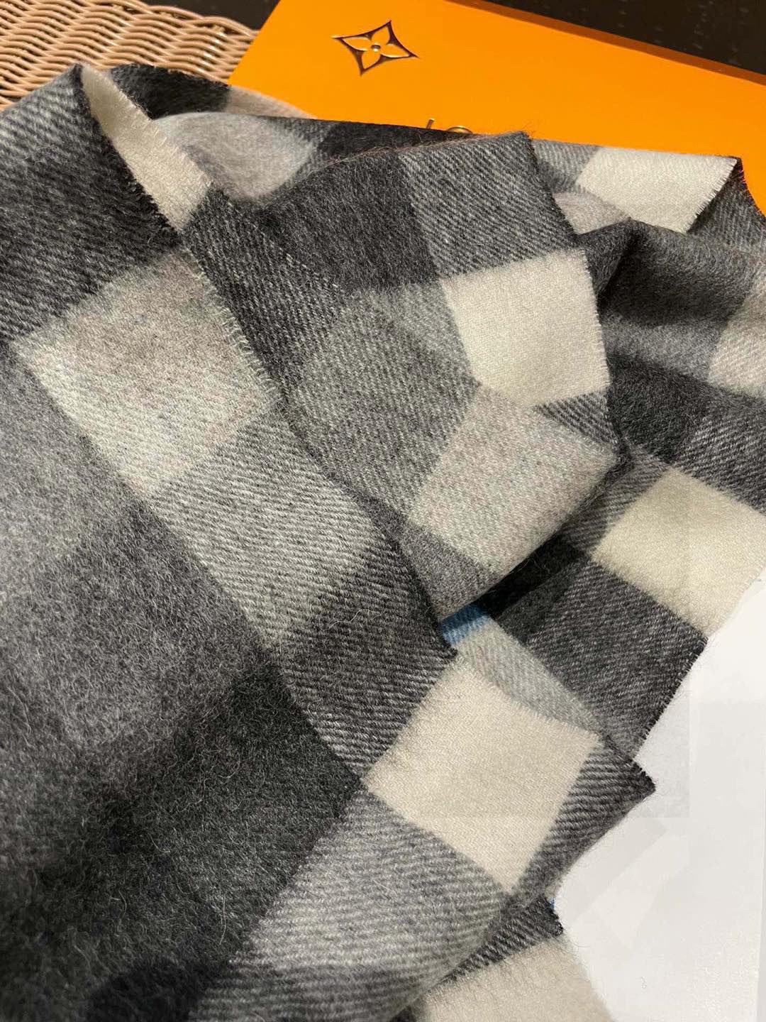 新款路易威登LV❗️羊绒方格子好看的要疯掉了👍太有型太有魅力了！！！非常斯文时尚的秋冬单品！真的很喜欢，