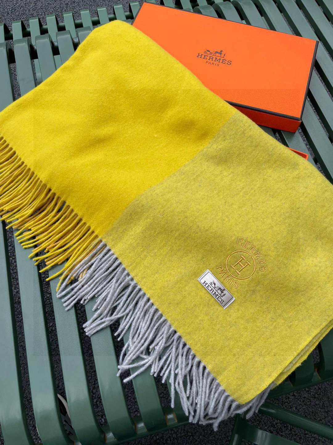 ✨爱马仕最新款，H刺绣系列羊毛毯，大爱三配色。真的太喜欢爱马仕的这款配色了，真的是给家居生活注入新的活力