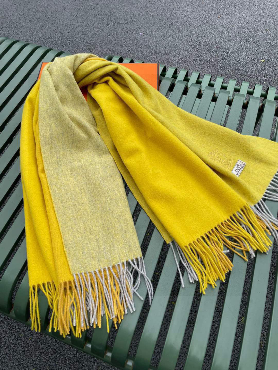 ✨爱马仕最新款，H刺绣系列羊毛毯，大爱三配色。真的太喜欢爱马仕的这款配色了，真的是给家居生活注入新的活力