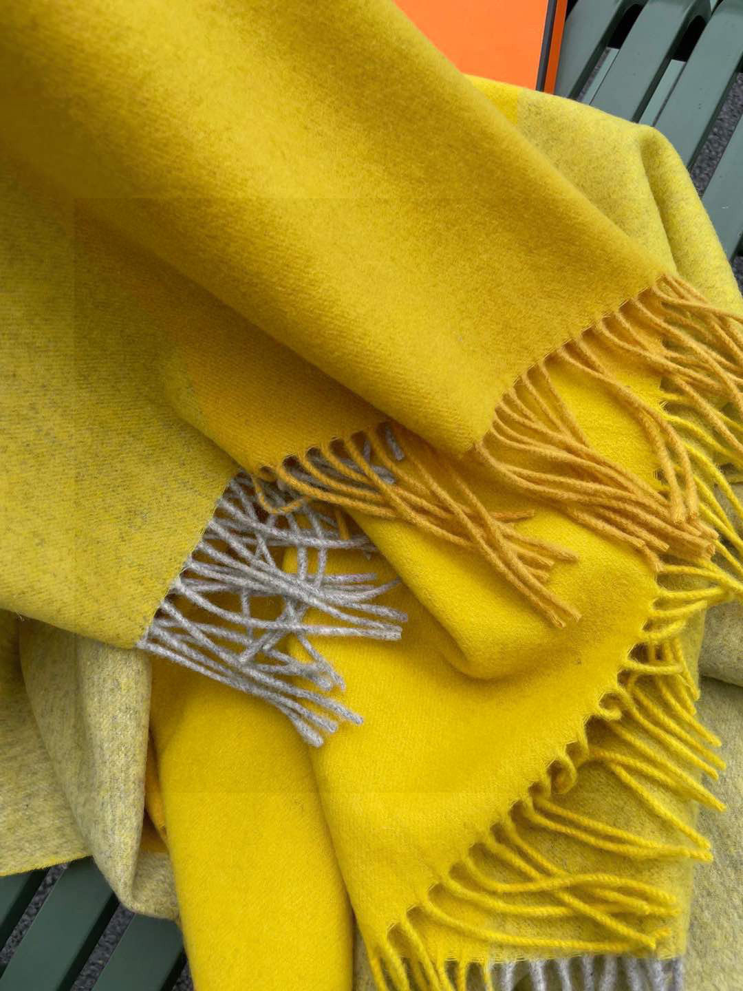 ✨爱马仕最新款，H刺绣系列羊毛毯，大爱三配色。真的太喜欢爱马仕的这款配色了，真的是给家居生活注入新的活力