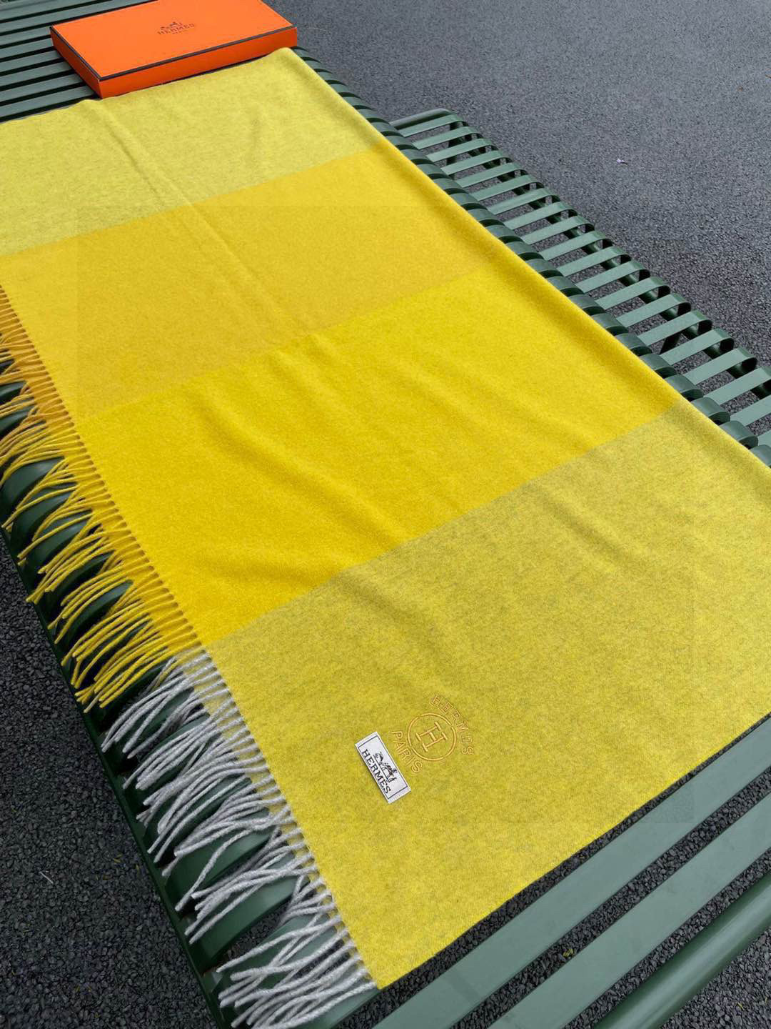 ✨爱马仕最新款，H刺绣系列羊毛毯，大爱三配色。真的太喜欢爱马仕的这款配色了，真的是给家居生活注入新的活力