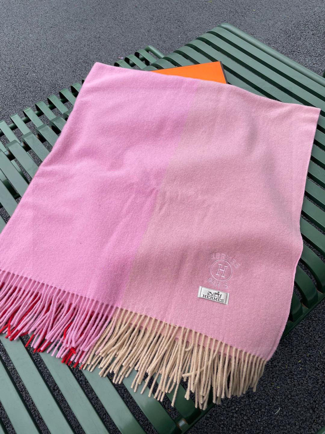 ✨爱马仕最新款，H刺绣系列羊毛毯，大爱三配色。真的太喜欢爱马仕的这款配色了，真的是给家居生活注入新的活力