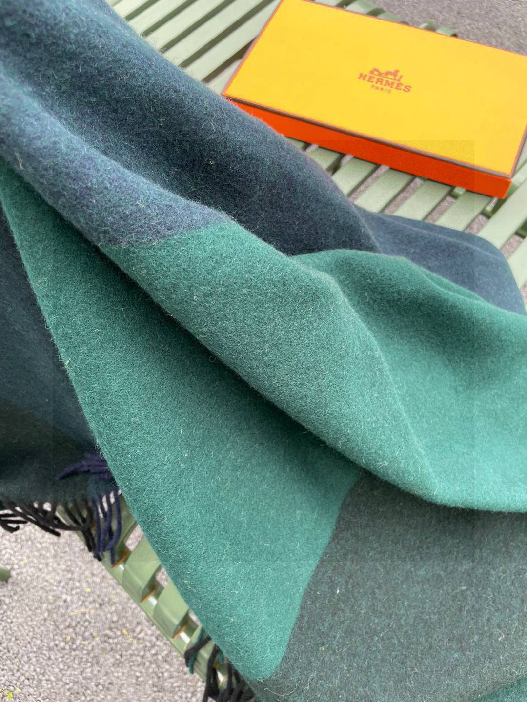 ✨爱马仕最新款，H刺绣系列羊毛毯，大爱三配色。真的太喜欢爱马仕的这款配色了，真的是给家居生活注入新的活力