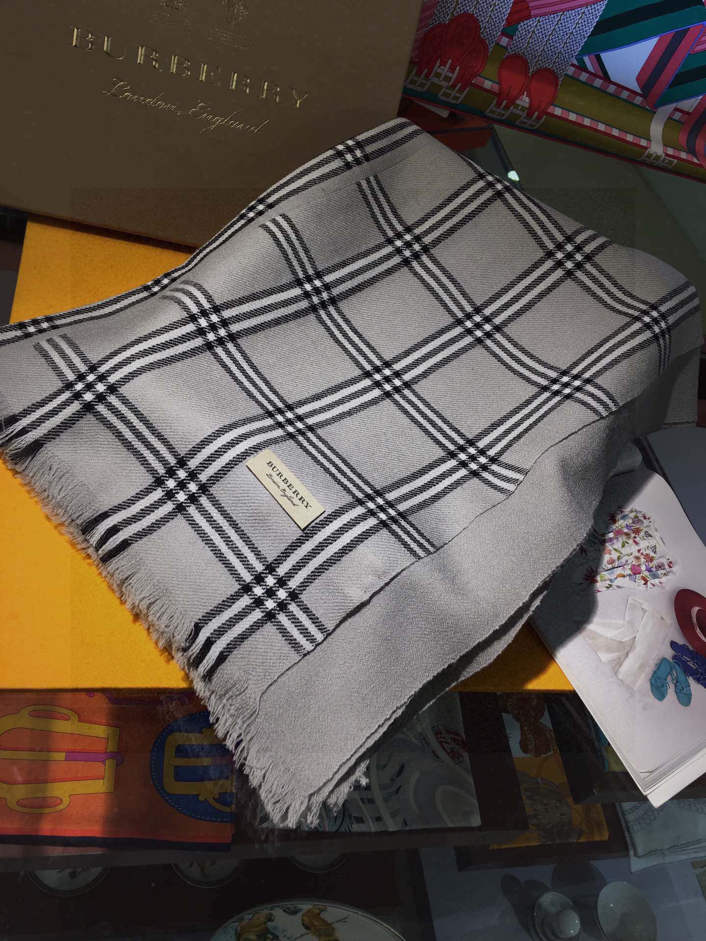 重磅‼️最代表时髦格调的Bur格‼️罕见的重磅双层一体式织造高密度工艺丝绒围巾。手感非常好👍一条围巾双层