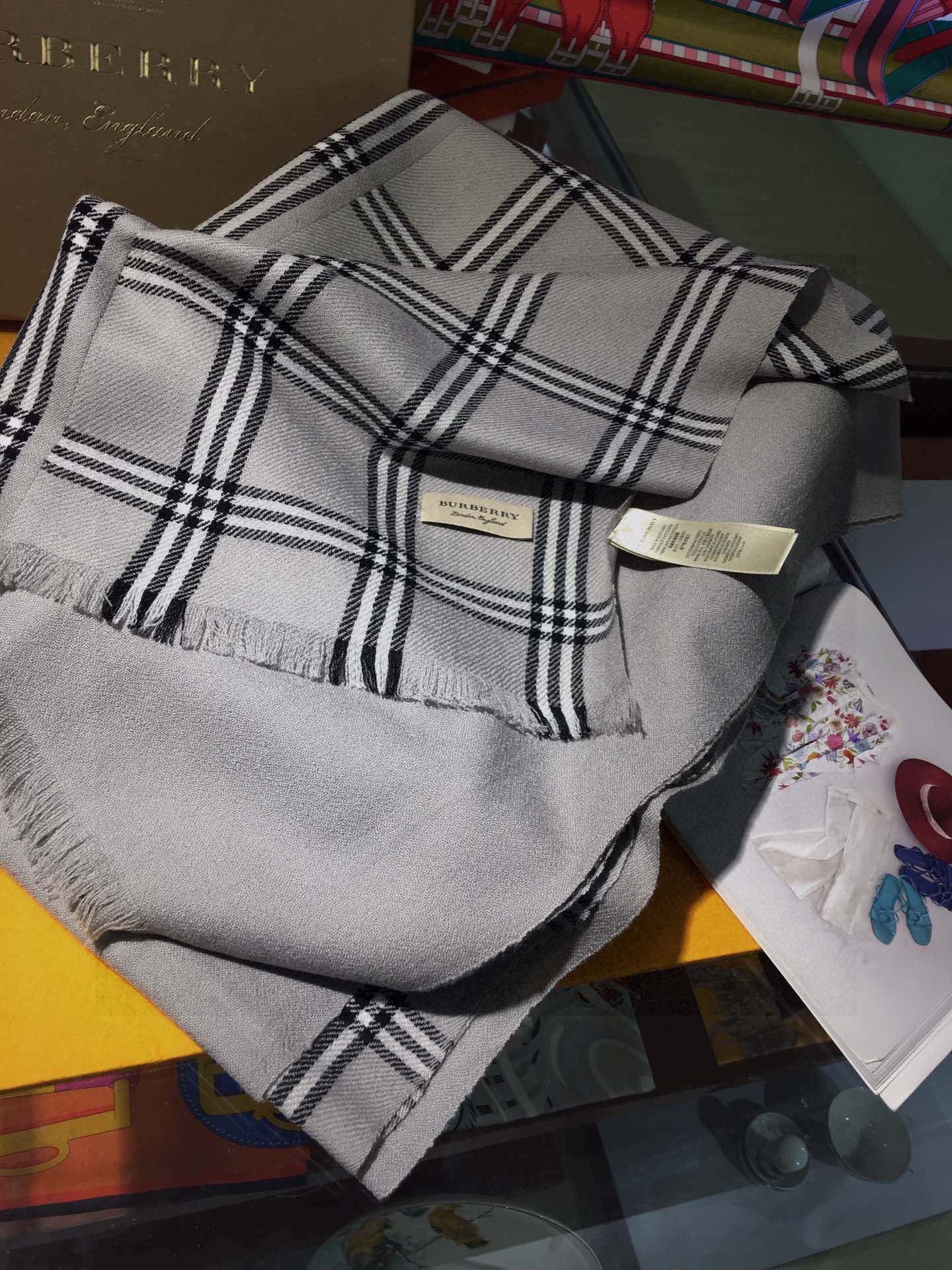 重磅‼️最代表时髦格调的Bur格‼️罕见的重磅双层一体式织造高密度工艺丝绒围巾。手感非常好👍一条围巾双层