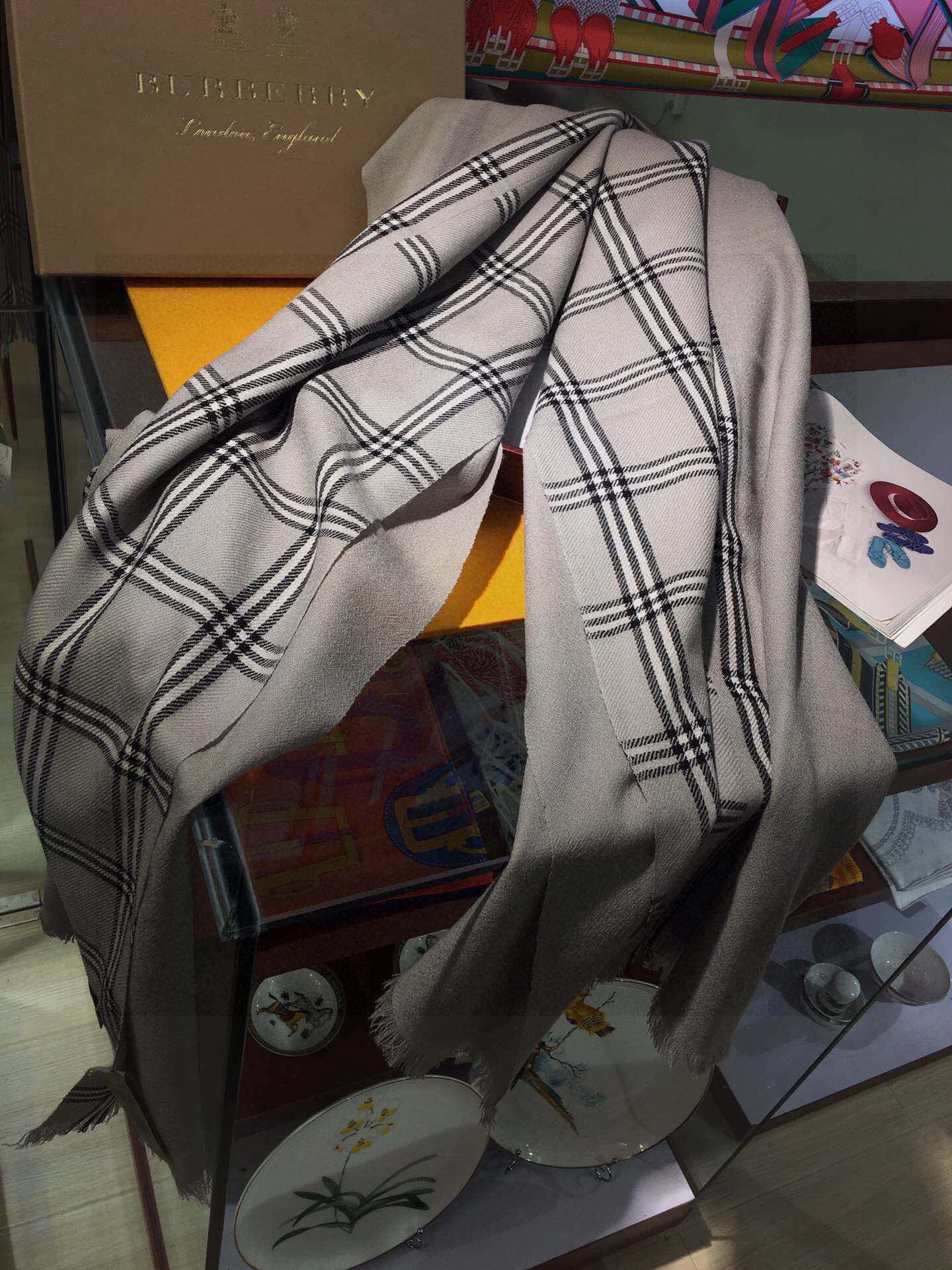 重磅‼️最代表时髦格调的Bur格‼️罕见的重磅双层一体式织造高密度工艺丝绒围巾。手感非常好👍一条围巾双层