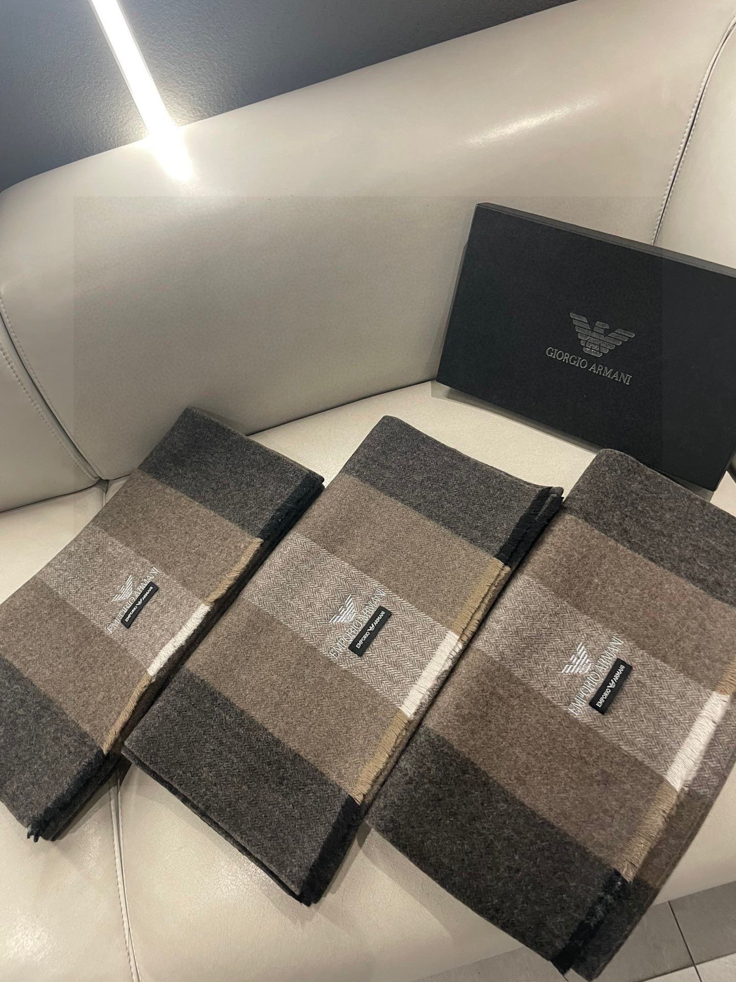 男款阿玛尼（Arman）小披肩且买且珍惜~~男款真的很少，一年也就出几款，都是出口订单所以比较难遇。男人