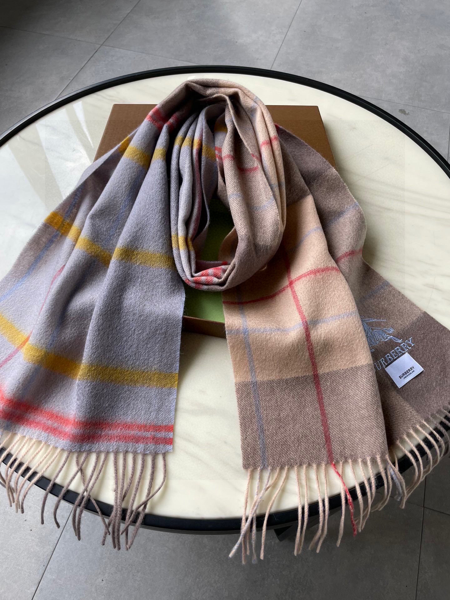 🐂牛货，巴宝莉男士女士（格纹战马刺绣）围巾，款式魅力，是经典大方‼面料采用的是客供的羔绒，细腻柔软度都非