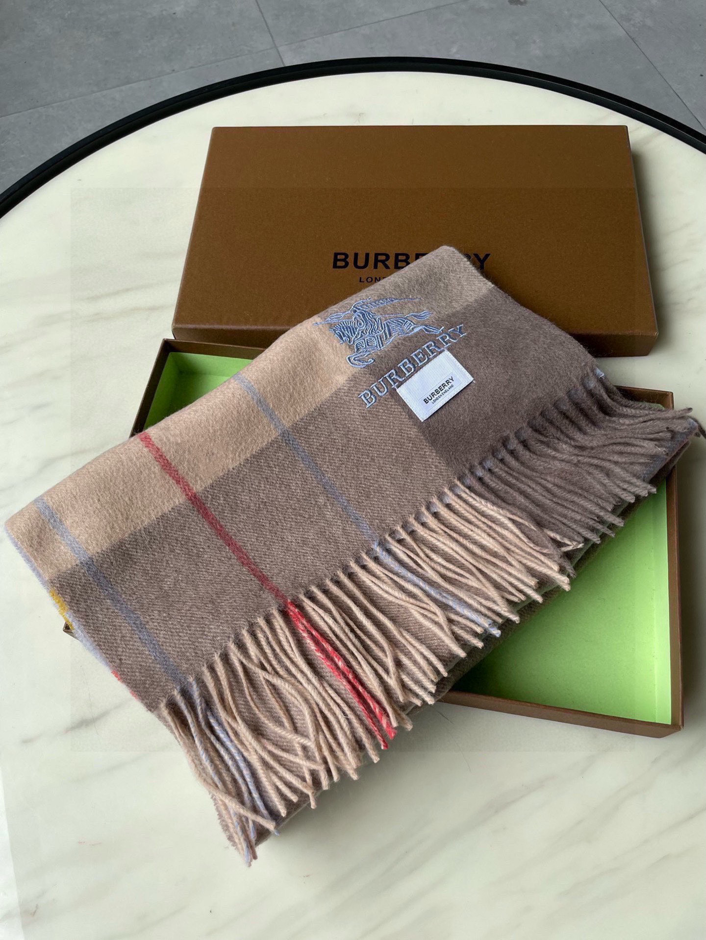 🐂牛货，巴宝莉男士女士（格纹战马刺绣）围巾，款式魅力，是经典大方‼面料采用的是客供的羔绒，细腻柔软度都非