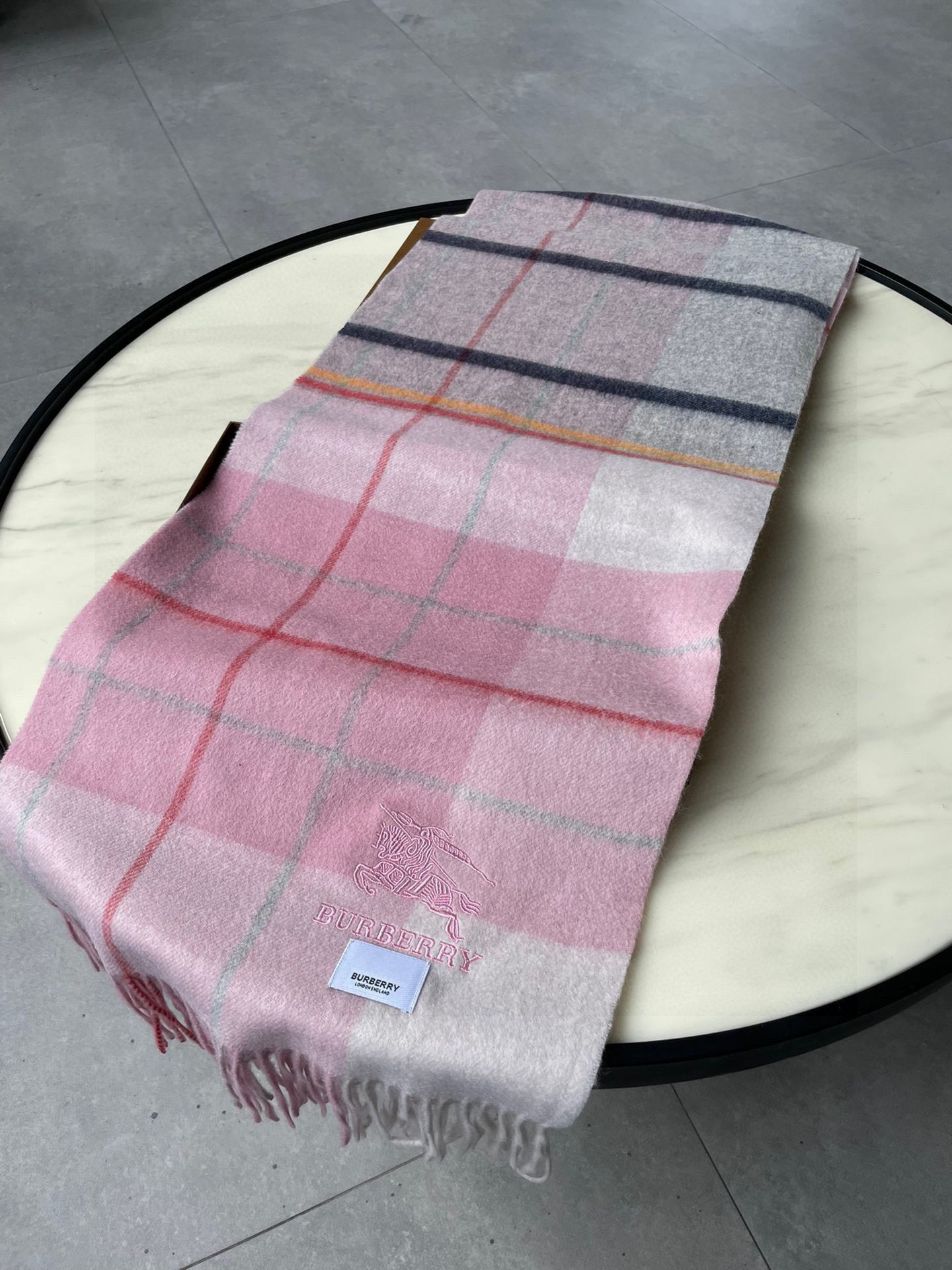 🐂牛货，巴宝莉男士女士（格纹战马刺绣）围巾，款式魅力，是经典大方‼面料采用的是客供的羔绒，细腻柔软度都非