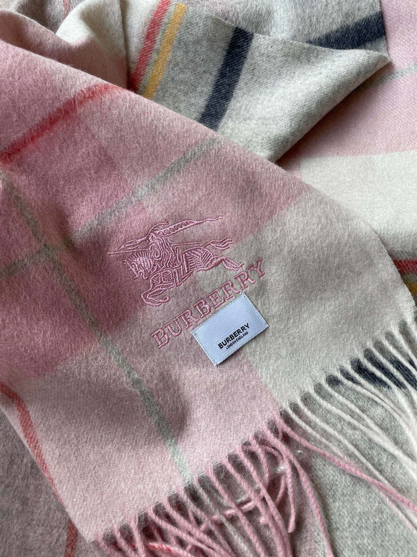 🐂牛货，巴宝莉男士女士（格纹战马刺绣）围巾，款式魅力，是经典大方‼面料采用的是客供的羔绒，细腻柔软度都非