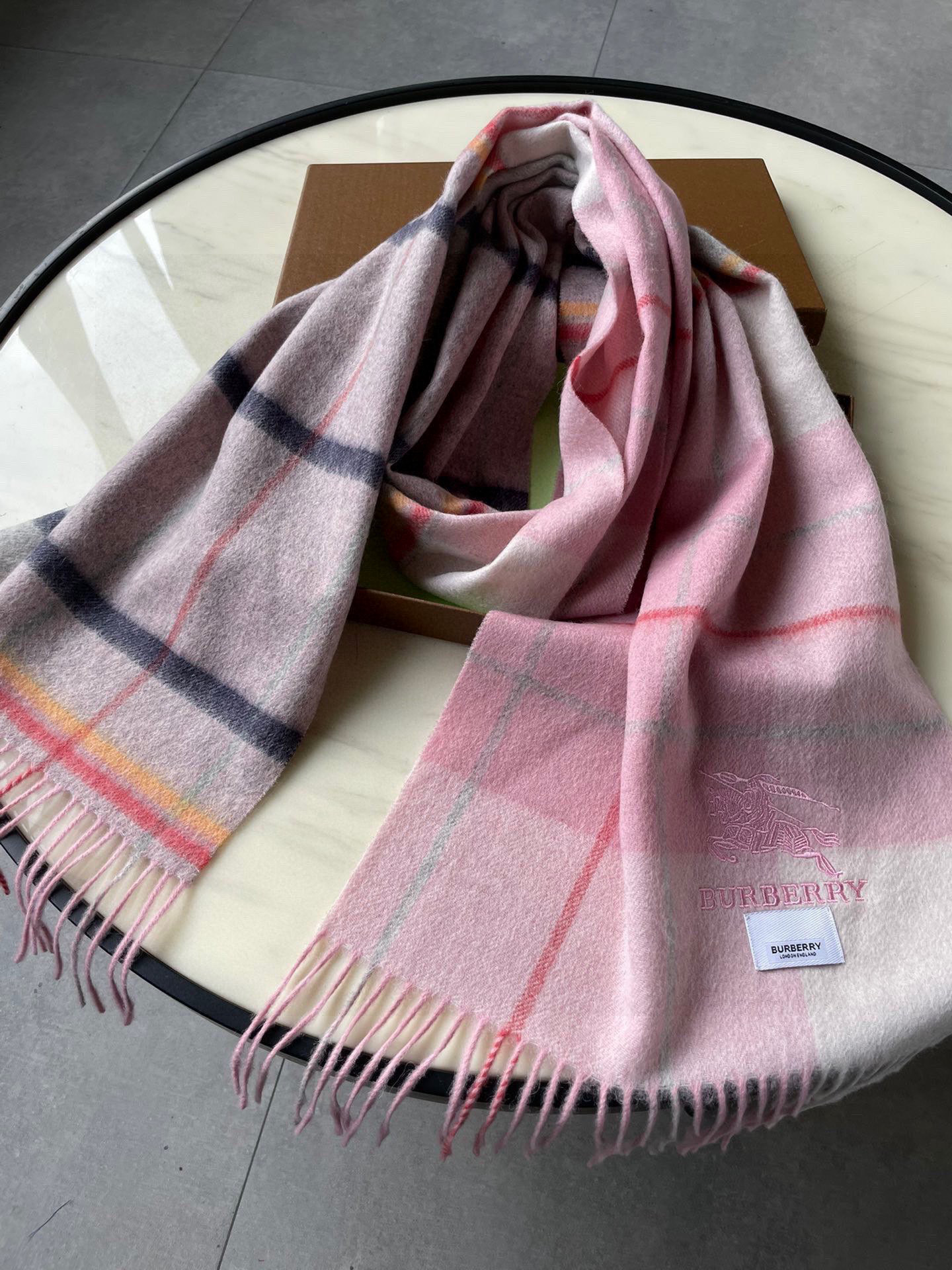 🐂牛货，巴宝莉男士女士（格纹战马刺绣）围巾，款式魅力，是经典大方‼面料采用的是客供的羔绒，细腻柔软度都非