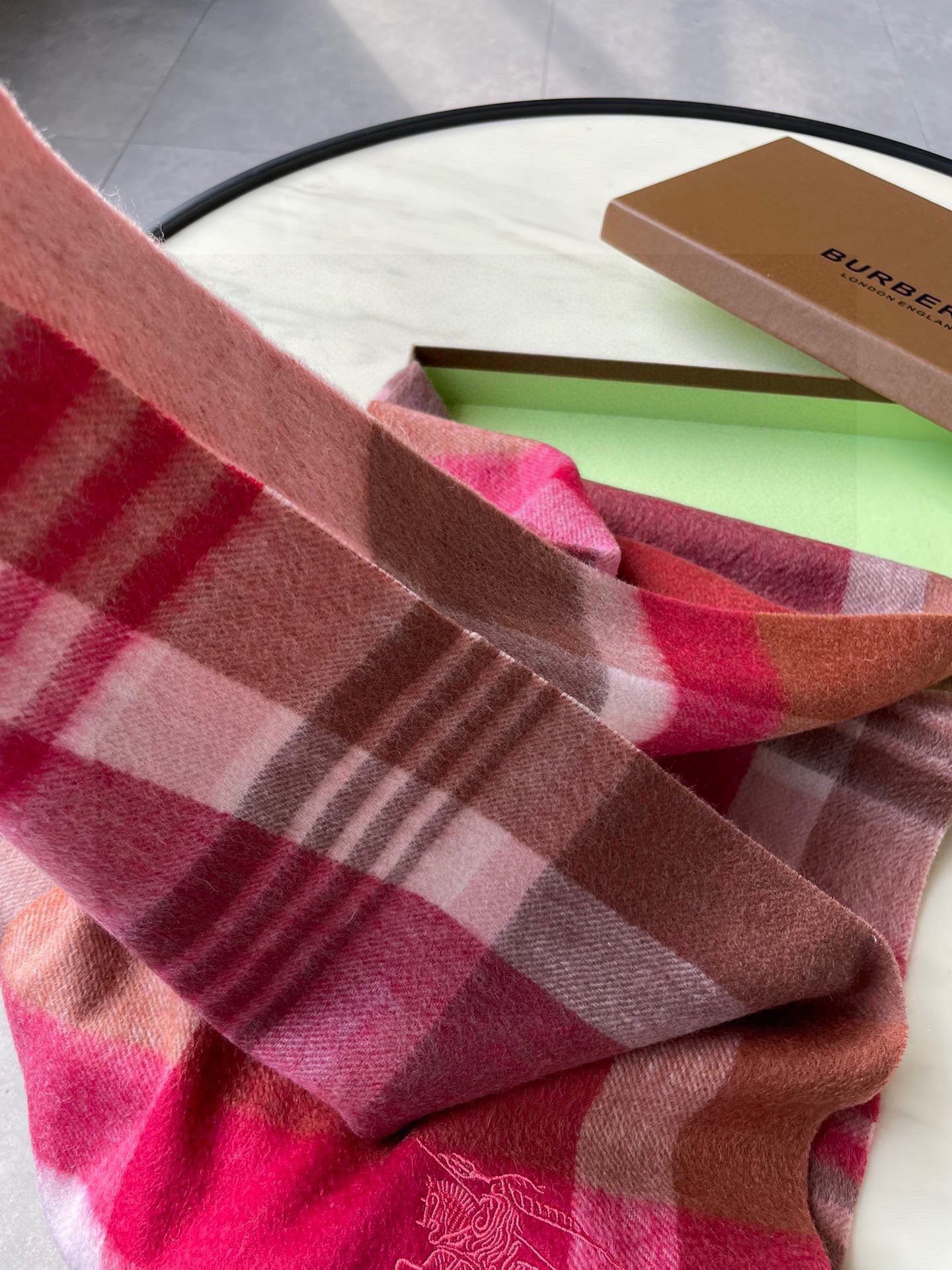 🐂牛货，巴宝莉男士女士（格纹战马刺绣）围巾，款式魅力，是经典大方‼面料采用的是客供的羔绒，细腻柔软度都非