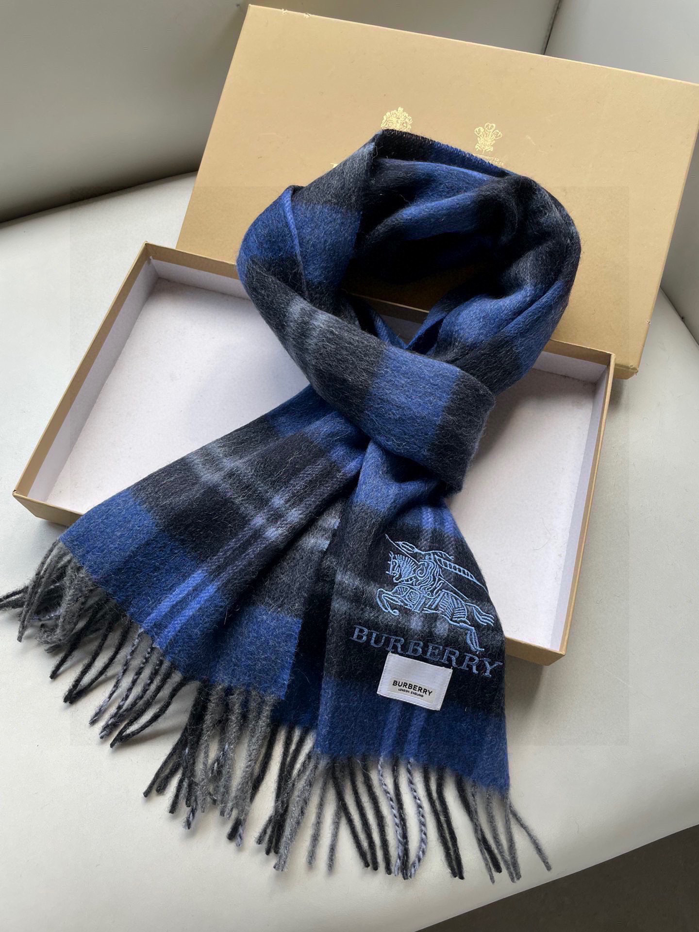 🔥巴宝莉最新格纹男女福利款❗️😍殿堂级御用芭芭家战马的经典格羊毛围巾🧣独家渠道货bulingbuling