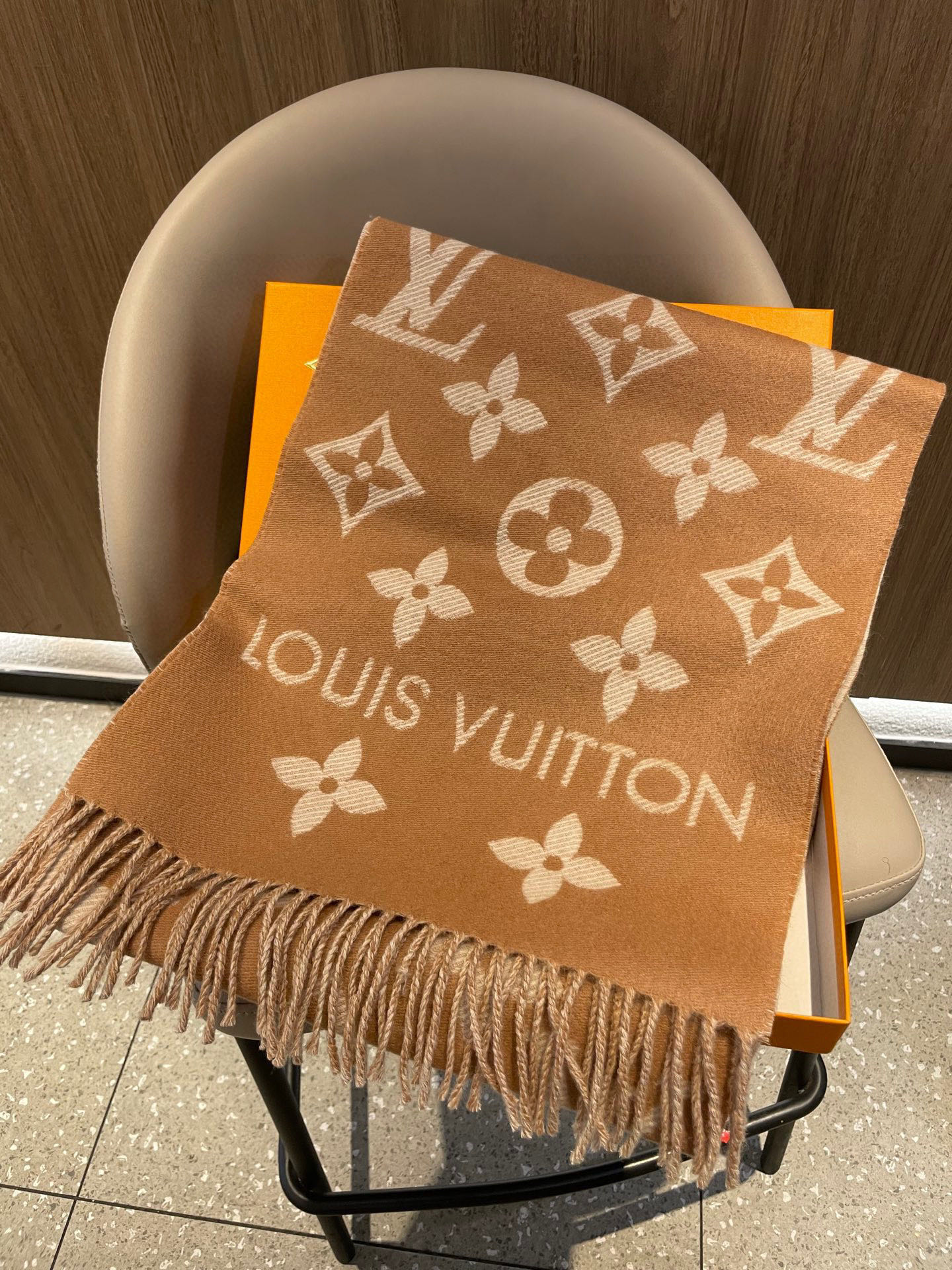 终于出货啦，今年热度最高的嫩粉拼白围巾本款LVEssential围巾聚焦大元素，以Monogram图案和