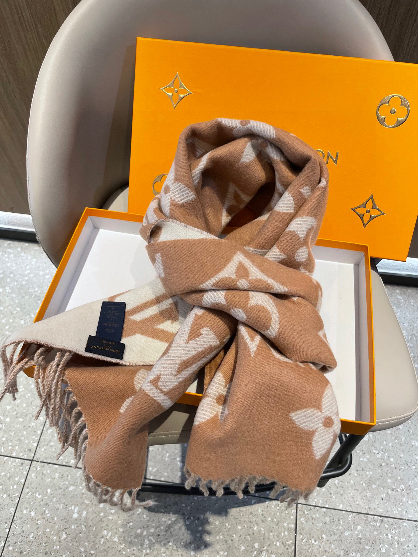 终于出货啦，今年热度最高的嫩粉拼白围巾本款LVEssential围巾聚焦大元素，以Monogram图案和