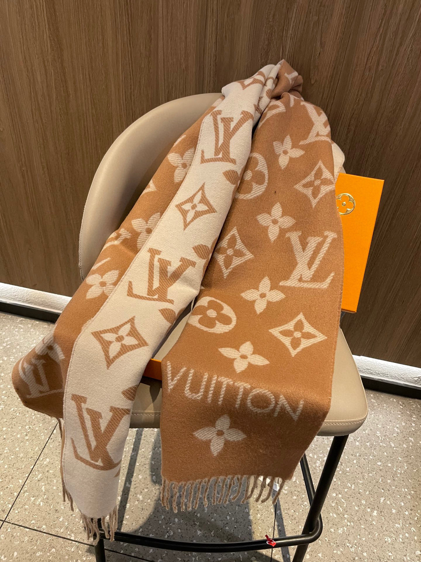 终于出货啦，今年热度最高的嫩粉拼白围巾本款LVEssential围巾聚焦大元素，以Monogram图案和