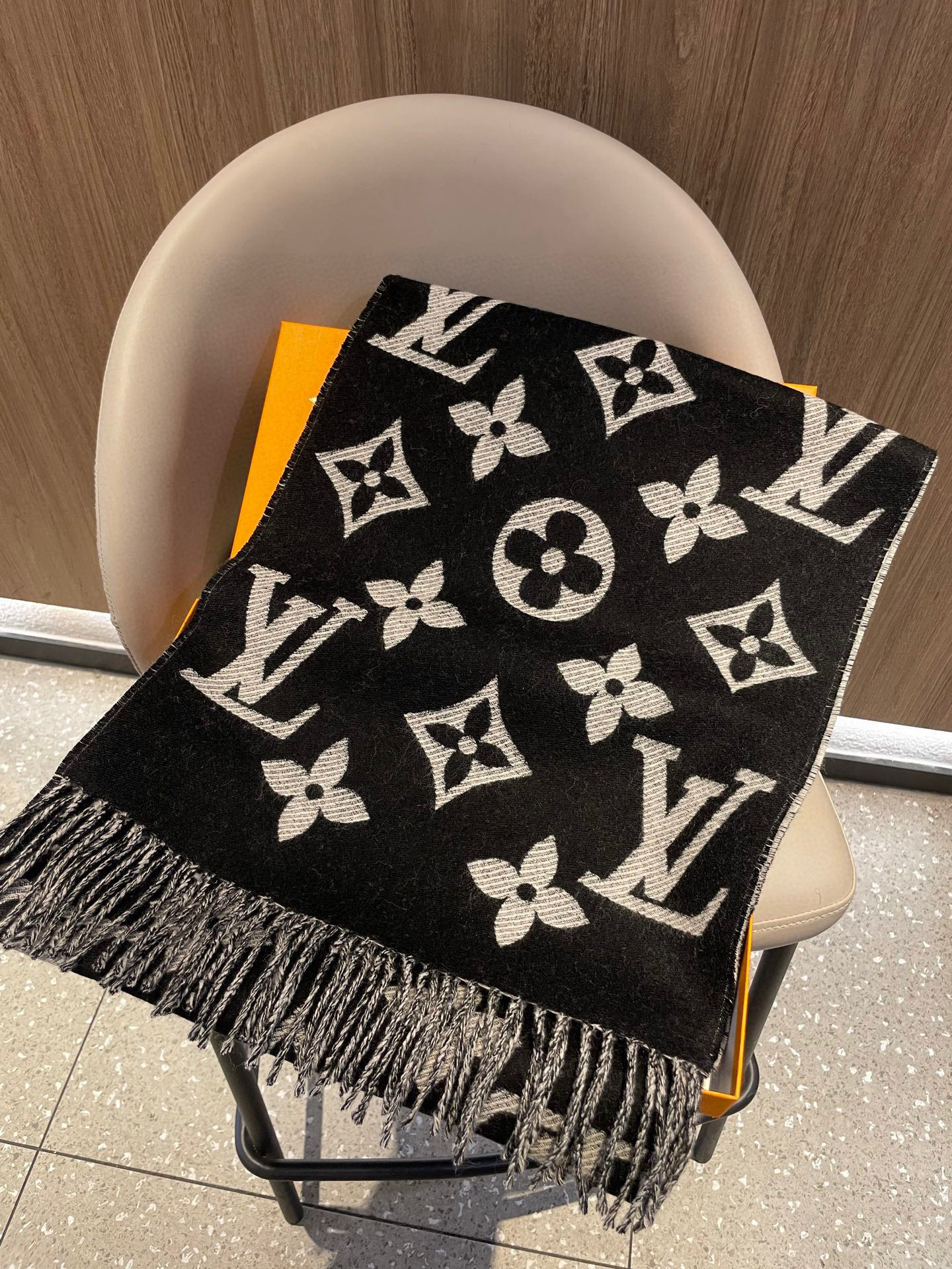 终于出货啦，今年热度最高的嫩粉拼白围巾本款LVEssential围巾聚焦大元素，以Monogram图案和