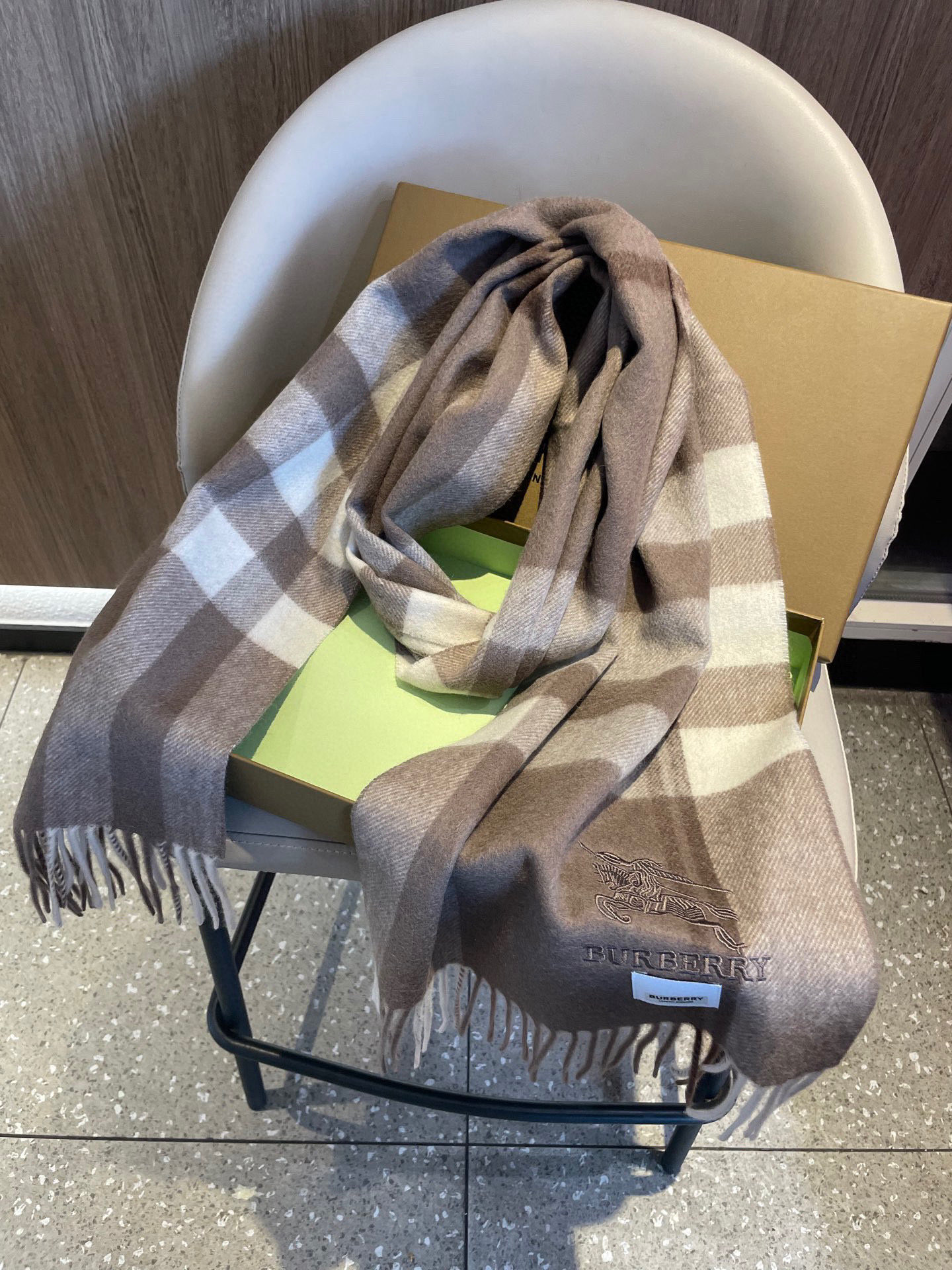 新款巴宝莉高品质进口羊绒围巾 惊爆上架 海外专柜最新男士女士情侣 羊绒围巾国内专柜都没上架 从款式到面料