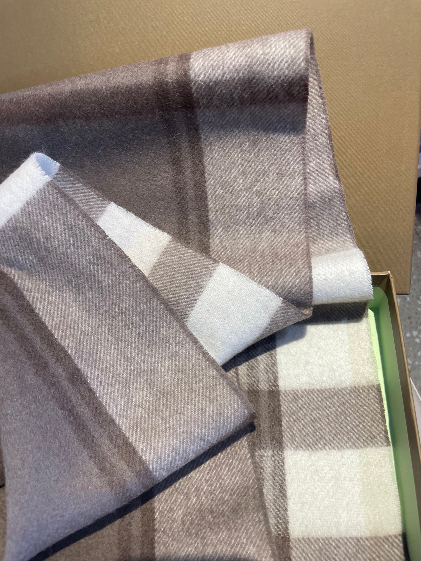 新款巴宝莉高品质进口羊绒围巾 惊爆上架 海外专柜最新男士女士情侣 羊绒围巾国内专柜都没上架 从款式到面料