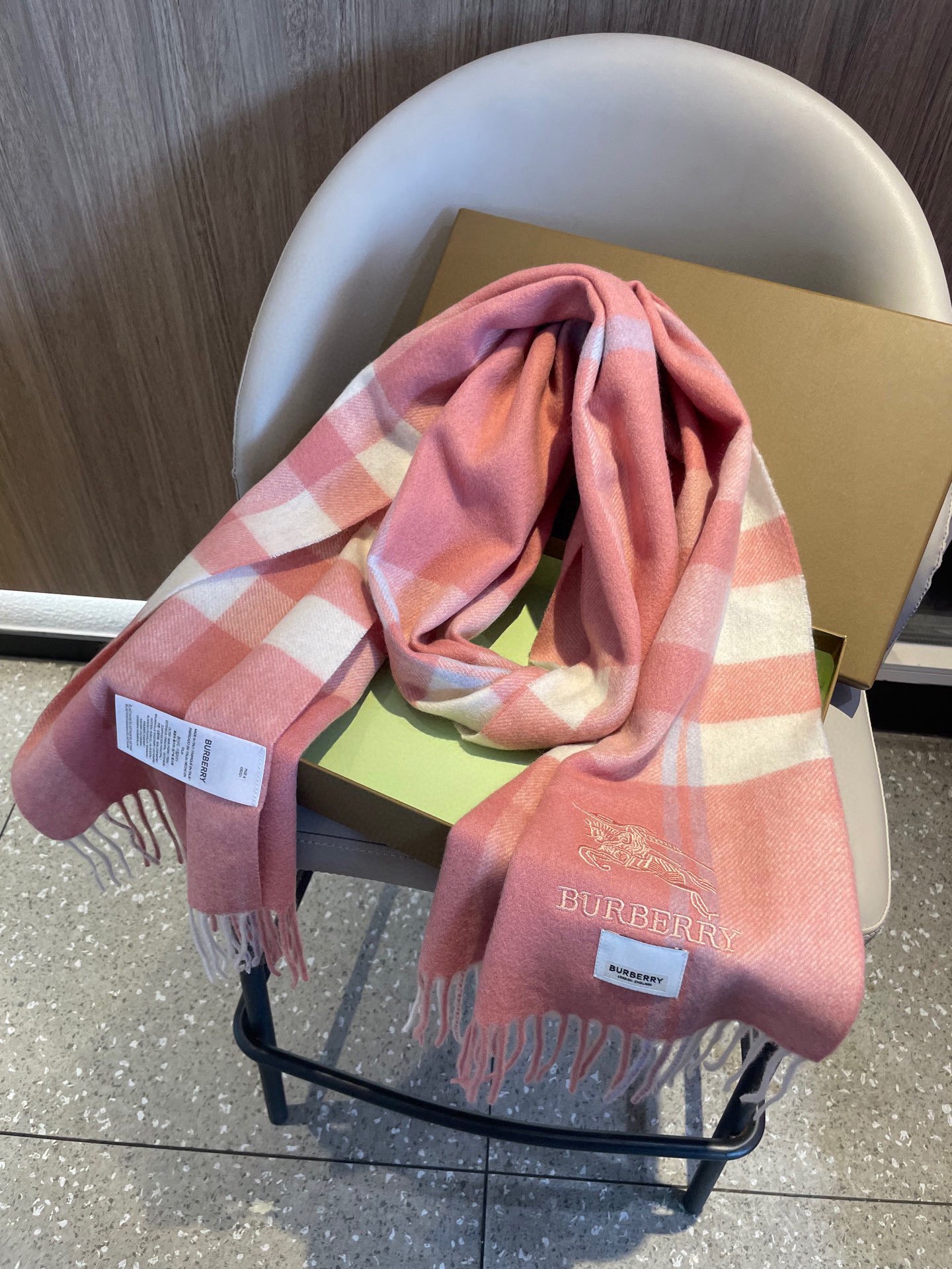 新款巴宝莉高品质进口羊绒围巾 惊爆上架 海外专柜最新男士女士情侣 羊绒围巾国内专柜都没上架 从款式到面料