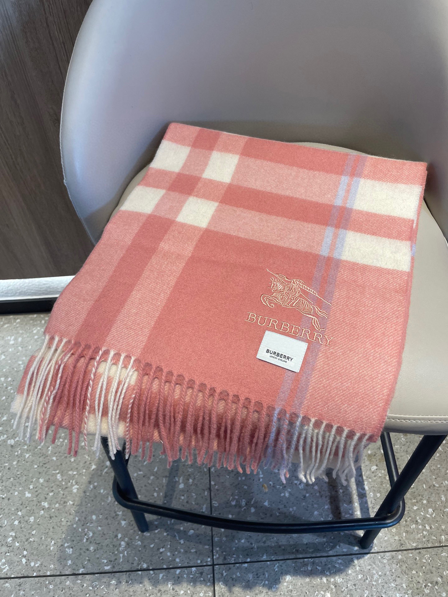 新款巴宝莉高品质进口羊绒围巾 惊爆上架 海外专柜最新男士女士情侣 羊绒围巾国内专柜都没上架 从款式到面料