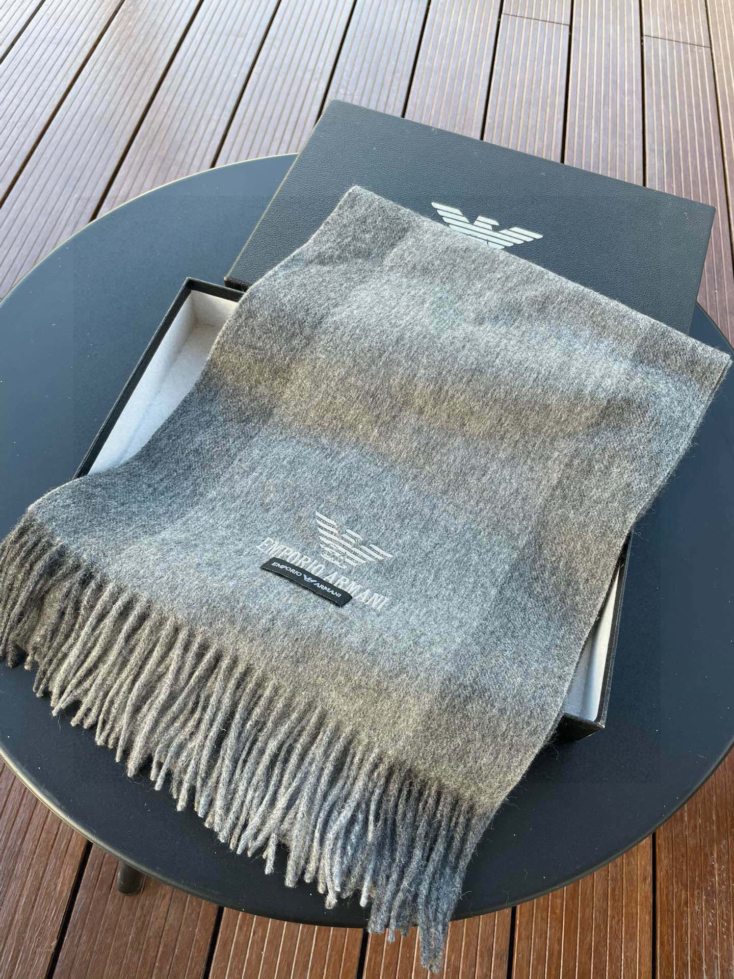 。阿玛尼海外专柜条纹拼色最新男士羊羔毛围巾～惊爆上架🎉国内专柜都没上架，从款式到面料都很赞🎻，经典的条纹