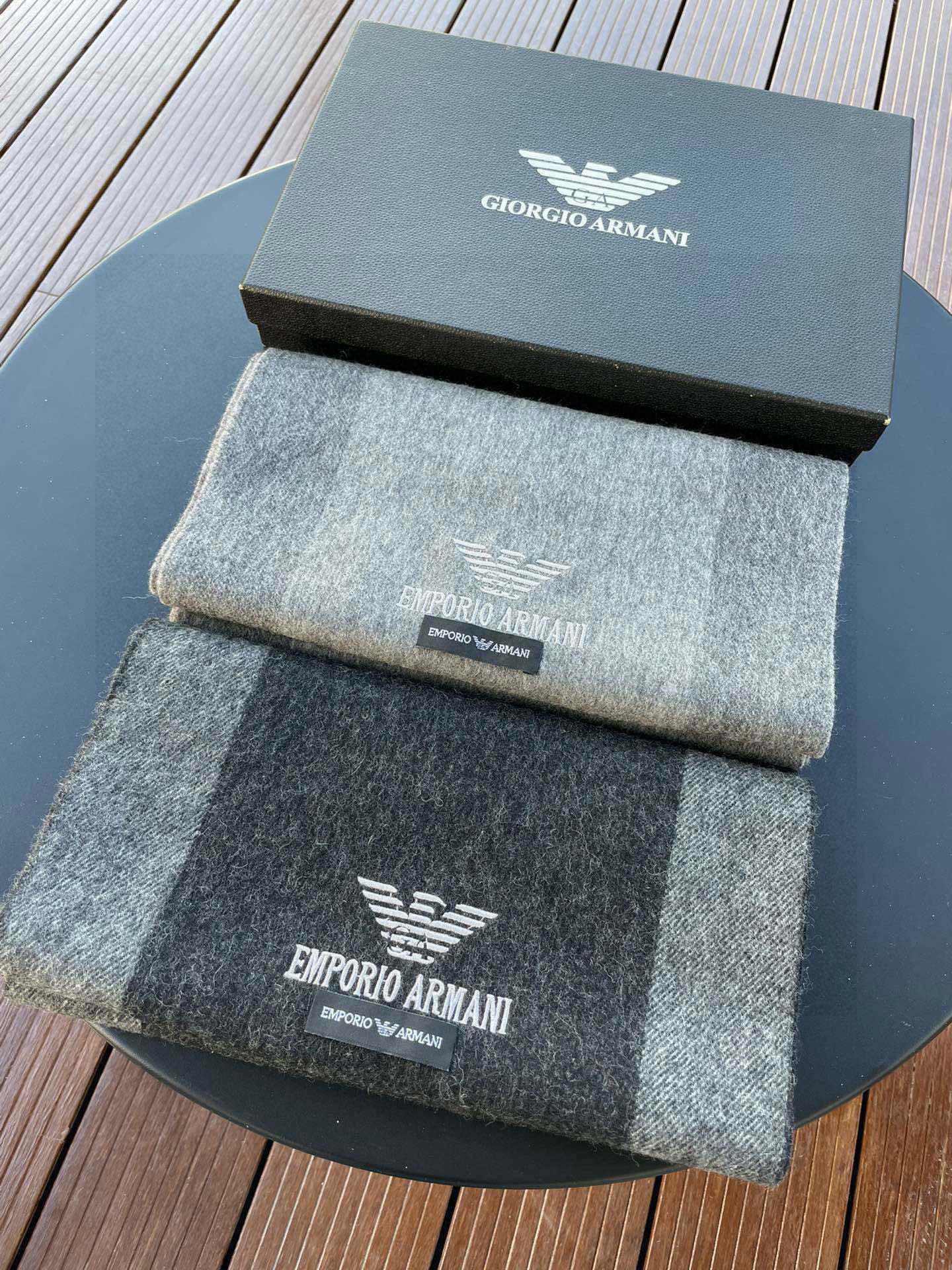 。阿玛尼海外专柜条纹拼色最新男士羊羔毛围巾～惊爆上架🎉国内专柜都没上架，从款式到面料都很赞🎻，经典的条纹