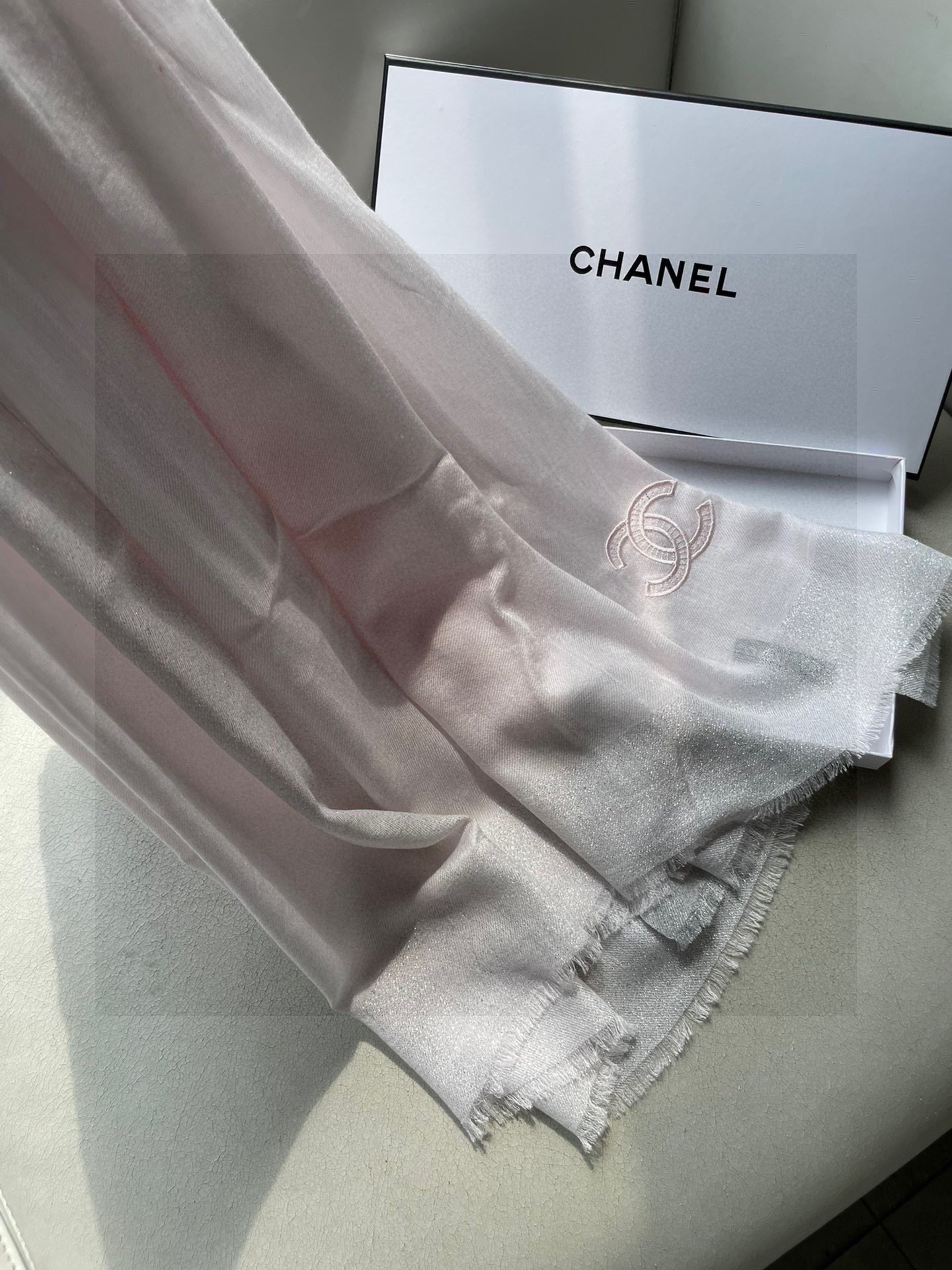 新款香奈儿顶级旷世绝美👼，👏小香风绝美百搭款💋专柜限量哦‼有钱都很难订到💛💙💜顶级纯羊绒，品质上乘✨精美