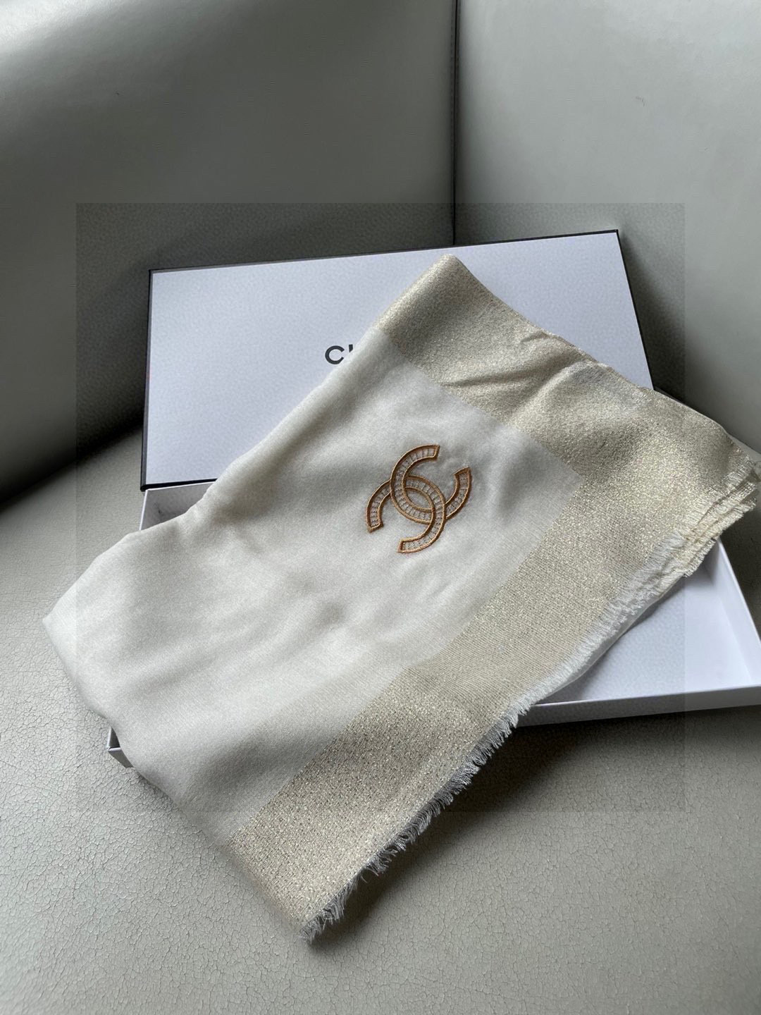 新款香奈儿顶级旷世绝美👼，👏小香风绝美百搭款💋专柜限量哦‼有钱都很难订到💛💙💜顶级纯羊绒，品质上乘✨精美