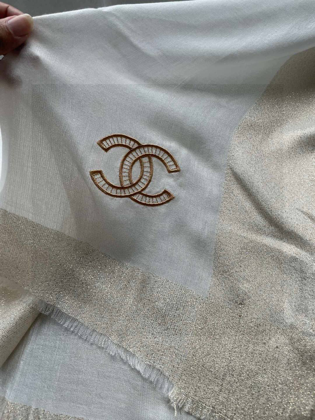 新款香奈儿顶级旷世绝美👼，👏小香风绝美百搭款💋专柜限量哦‼有钱都很难订到💛💙💜顶级纯羊绒，品质上乘✨精美