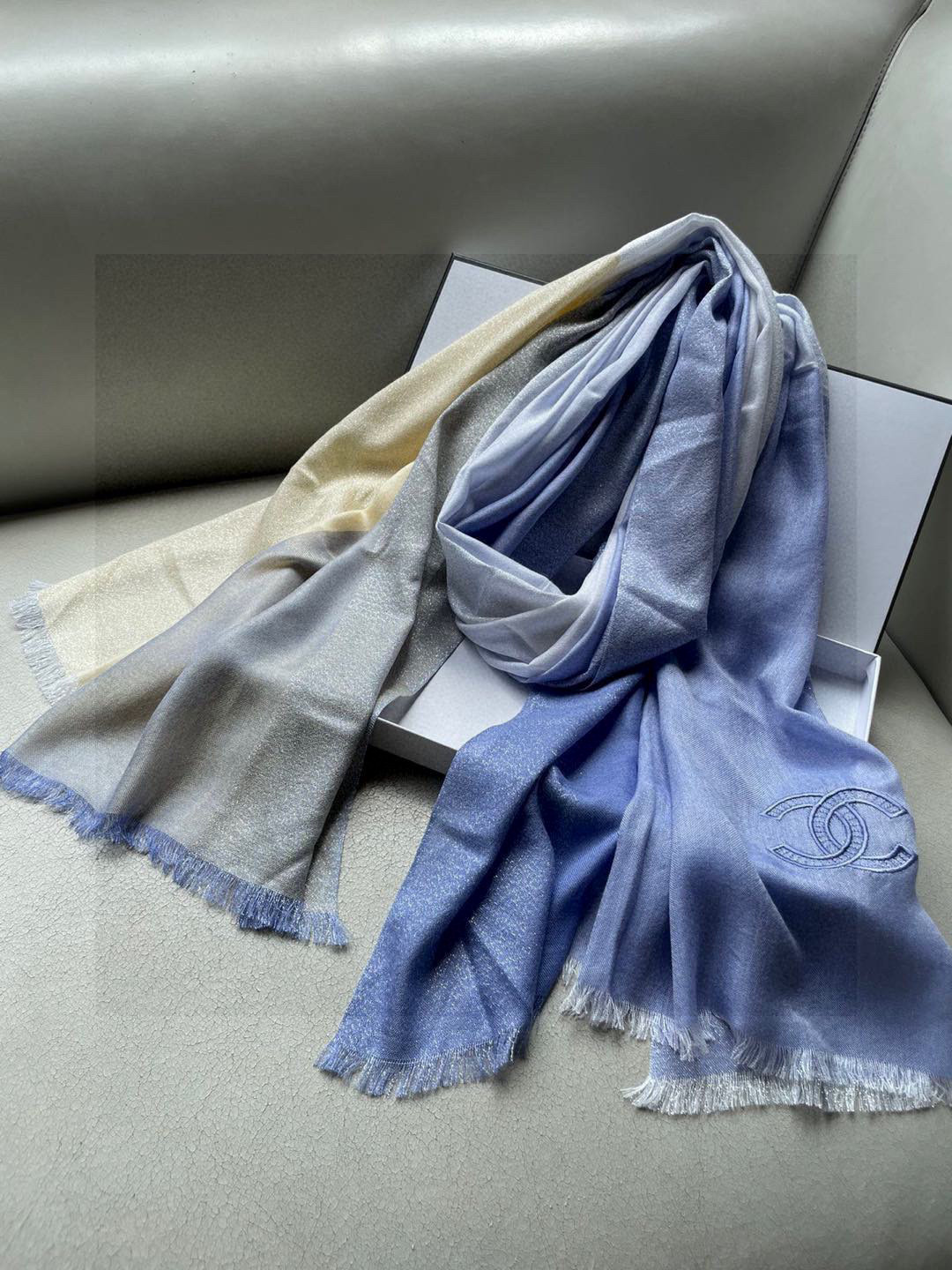 新款香奈儿顶级旷世绝美👼，👏小香风绝美百搭款💋专柜限量哦‼有钱都很难订到💛💙💜顶级纯羊绒，品质上乘✨精美