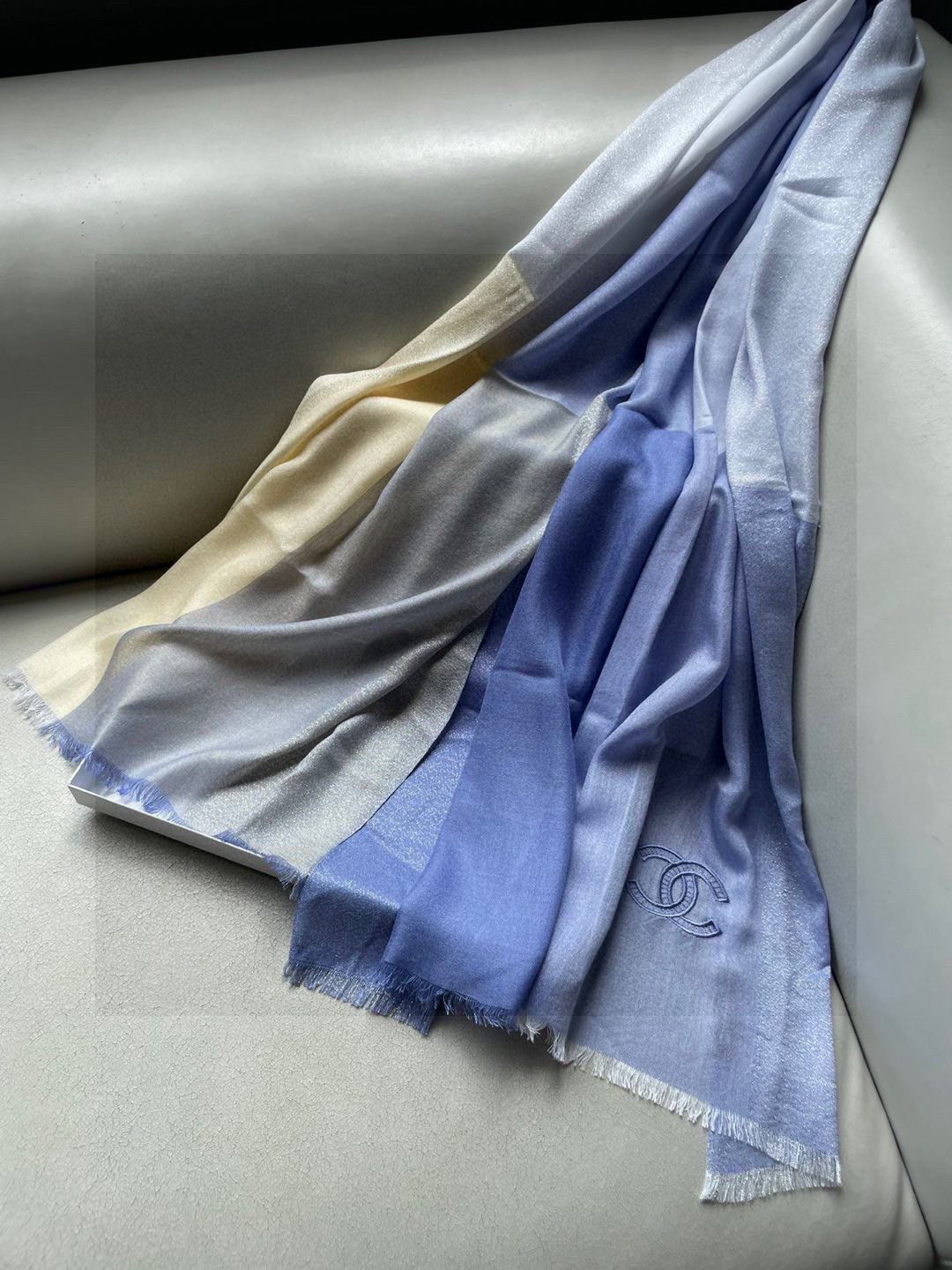 新款香奈儿顶级旷世绝美👼，👏小香风绝美百搭款💋专柜限量哦‼有钱都很难订到💛💙💜顶级纯羊绒，品质上乘✨精美