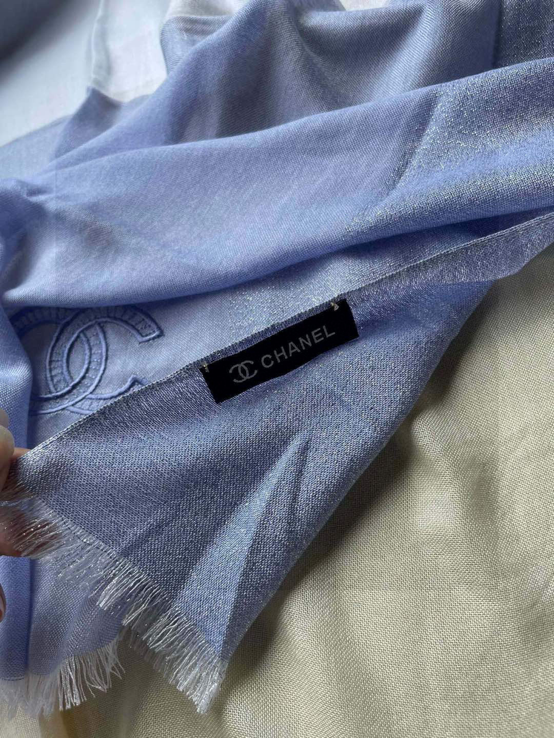 新款香奈儿顶级旷世绝美👼，👏小香风绝美百搭款💋专柜限量哦‼有钱都很难订到💛💙💜顶级纯羊绒，品质上乘✨精美