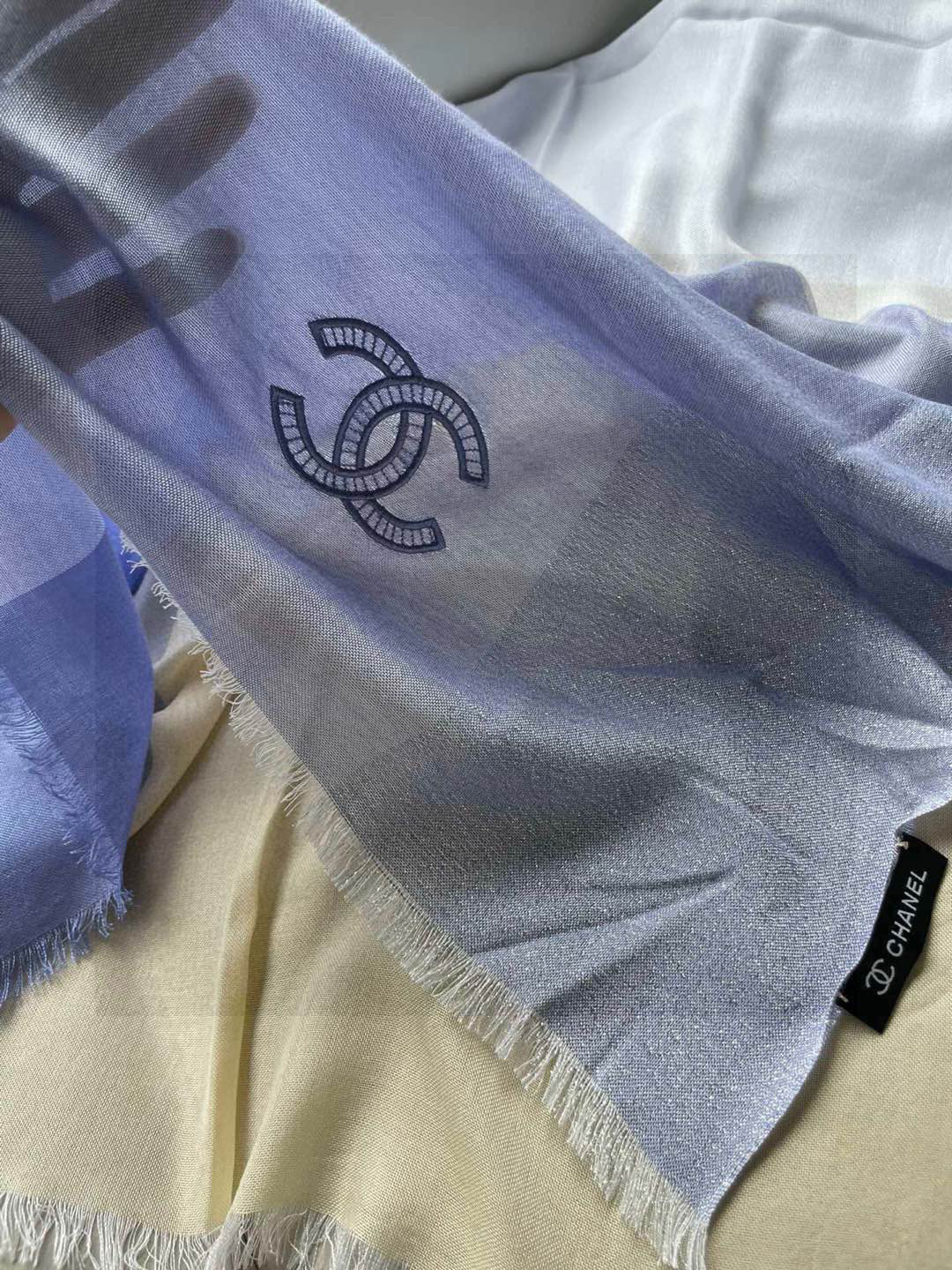 新款香奈儿顶级旷世绝美👼，👏小香风绝美百搭款💋专柜限量哦‼有钱都很难订到💛💙💜顶级纯羊绒，品质上乘✨精美