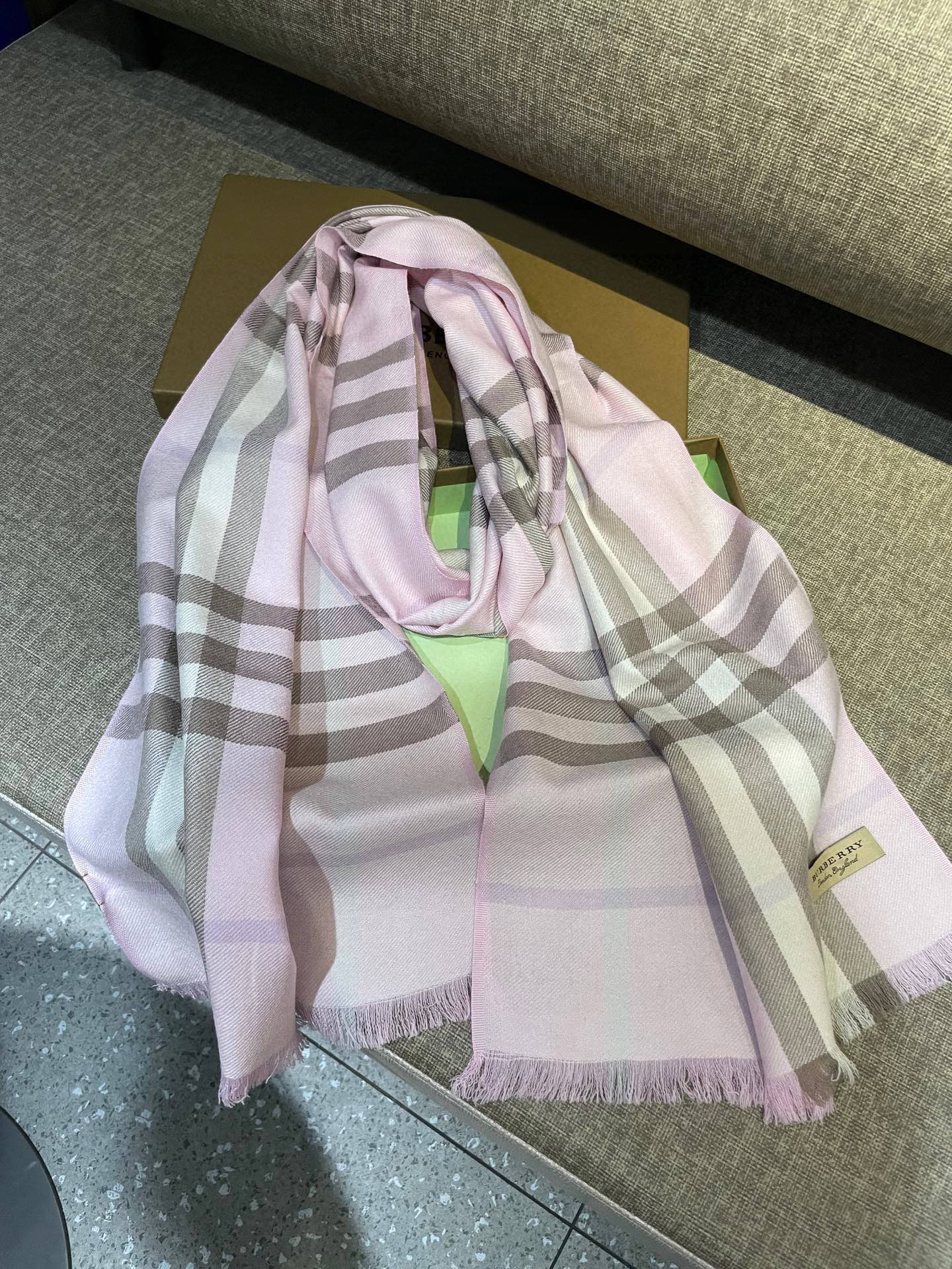 同步官网，巴宝莉经典时尚的情怀。日常时髦实用款】Burberry新款，真的无敌时髦百搭！！独有的格调，这