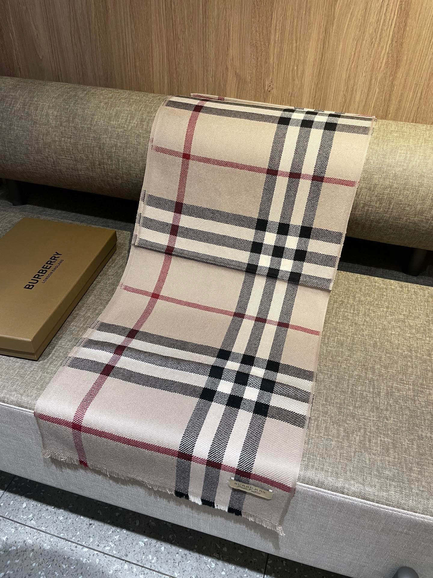 同步官网，巴宝莉经典时尚的情怀。日常时髦实用款】Burberry新款，真的无敌时髦百搭！！独有的格调，这