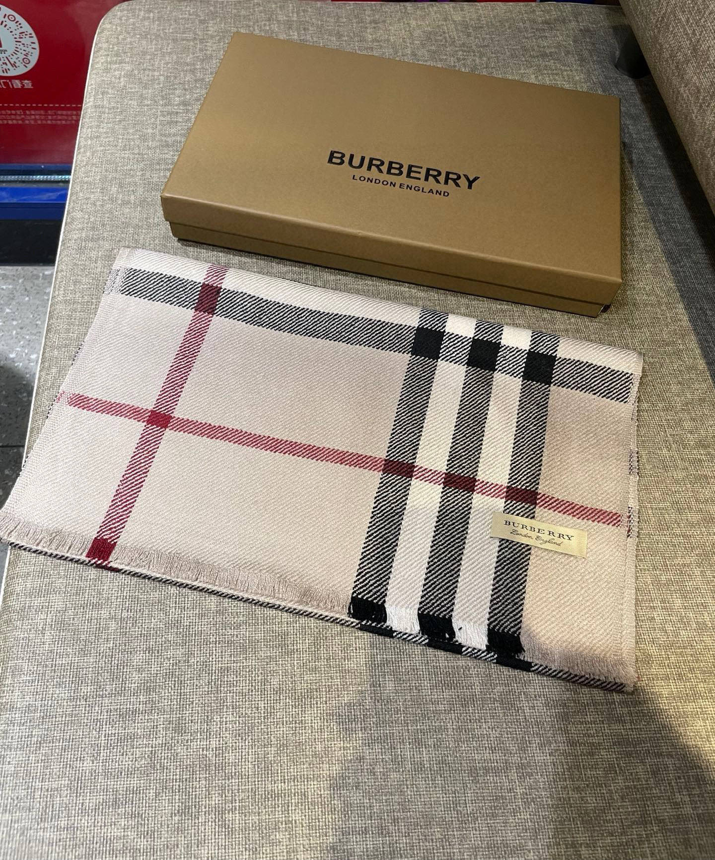 同步官网，巴宝莉经典时尚的情怀。日常时髦实用款】Burberry新款，真的无敌时髦百搭！！独有的格调，这