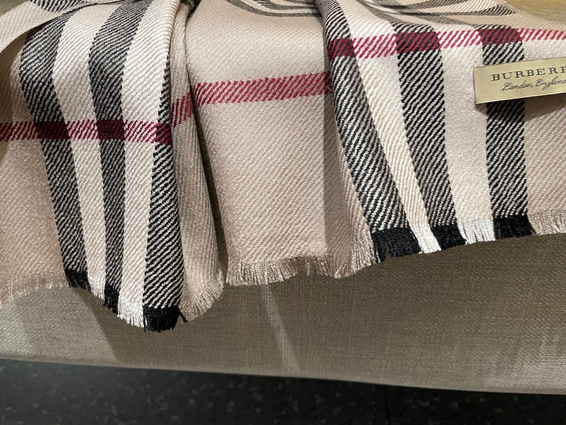 同步官网，巴宝莉经典时尚的情怀。日常时髦实用款】Burberry新款，真的无敌时髦百搭！！独有的格调，这