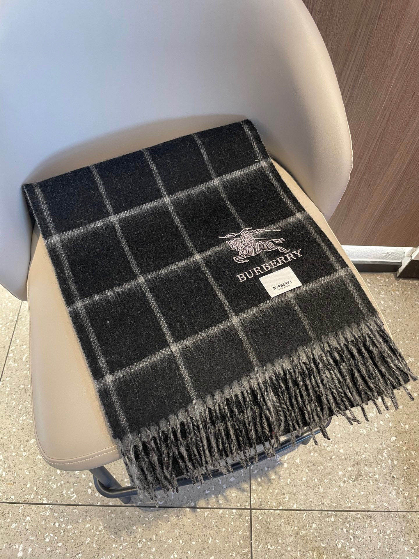 新款巴宝莉双面羊绒❗男女同款围巾且买且珍惜羊绒款😍~都是出口订单所以比较难遇❤东西讲究少而精😍好看的一定