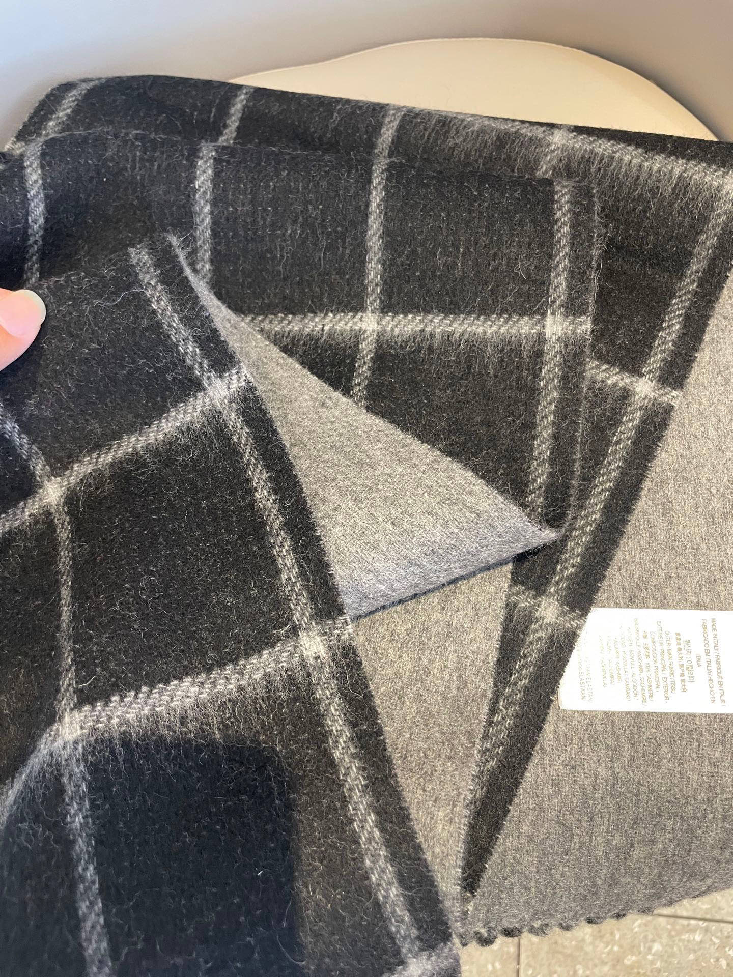 新款巴宝莉双面羊绒❗男女同款围巾且买且珍惜羊绒款😍~都是出口订单所以比较难遇❤东西讲究少而精😍好看的一定